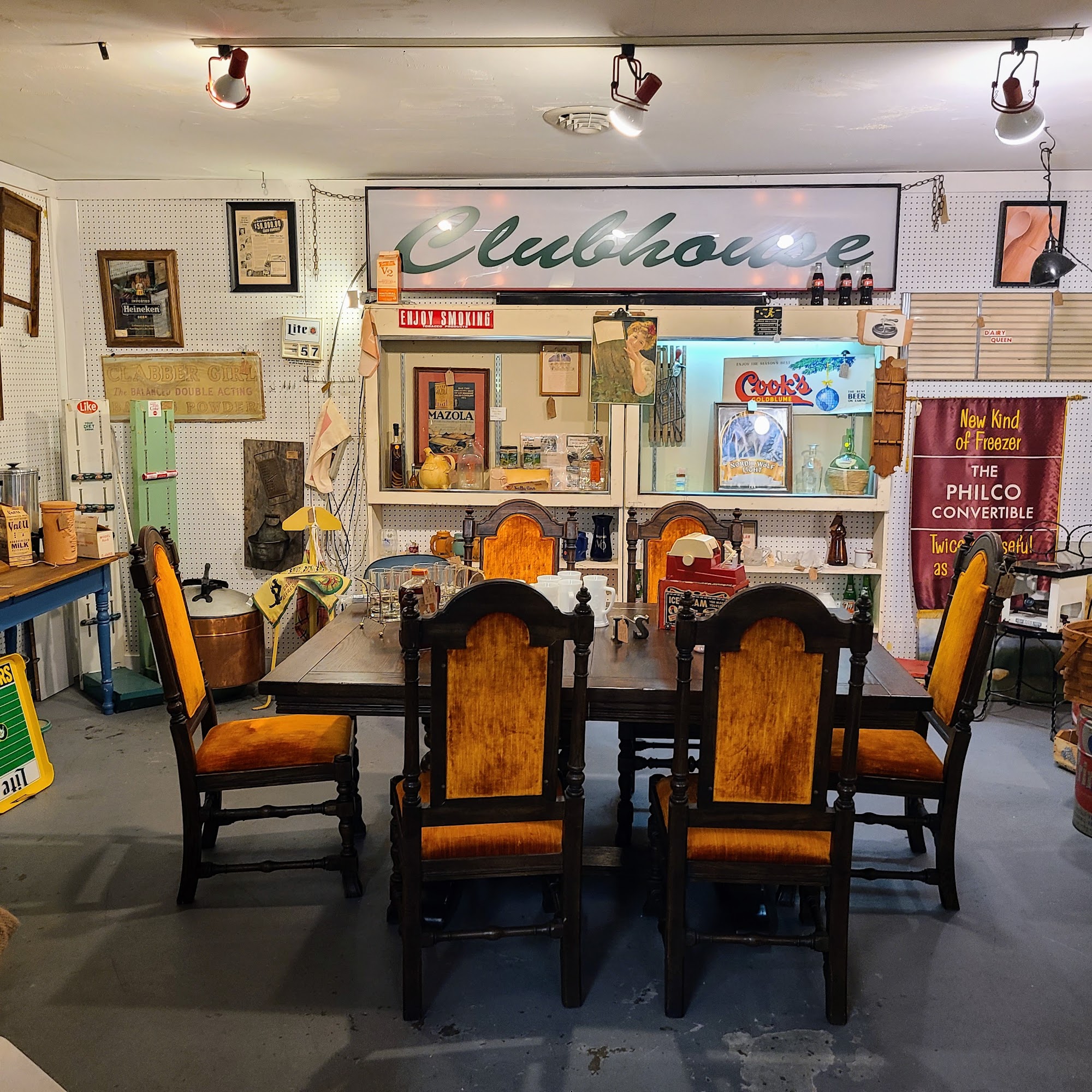Vic's Antiques & Uniques