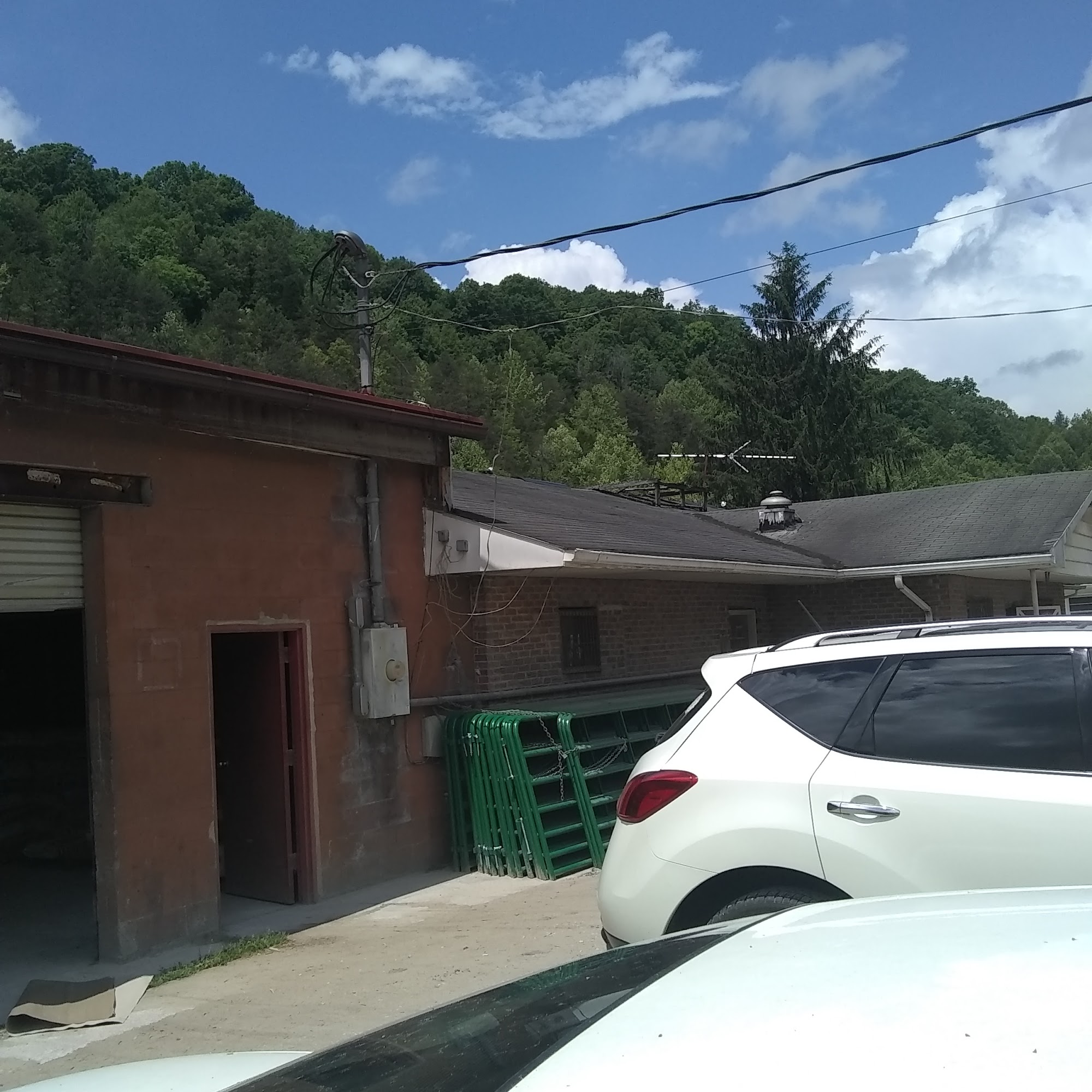 Barn Door Feed & Tack Louisa