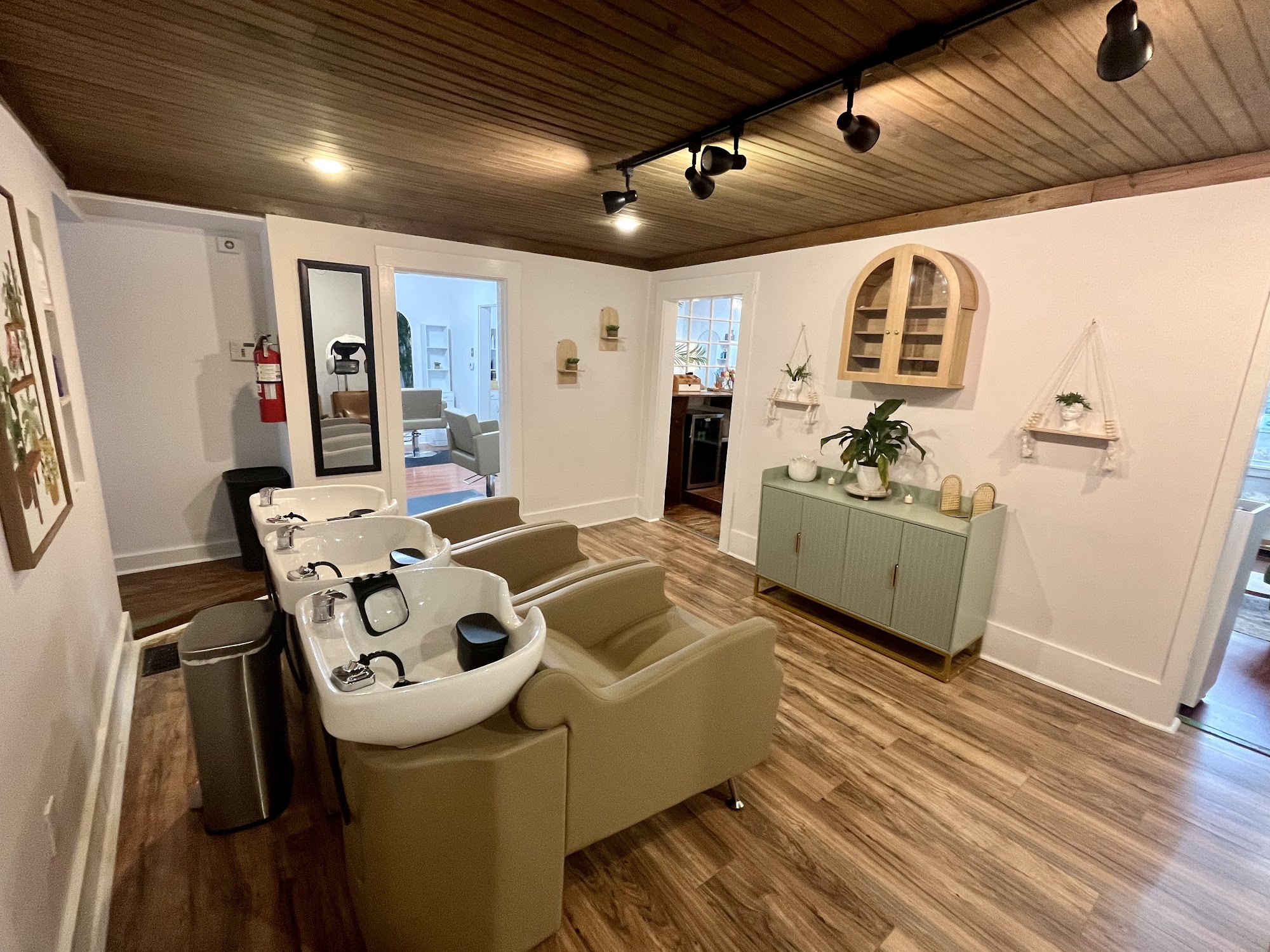 Mane on Main 11505 Main St, Louisville Kentucky 40243