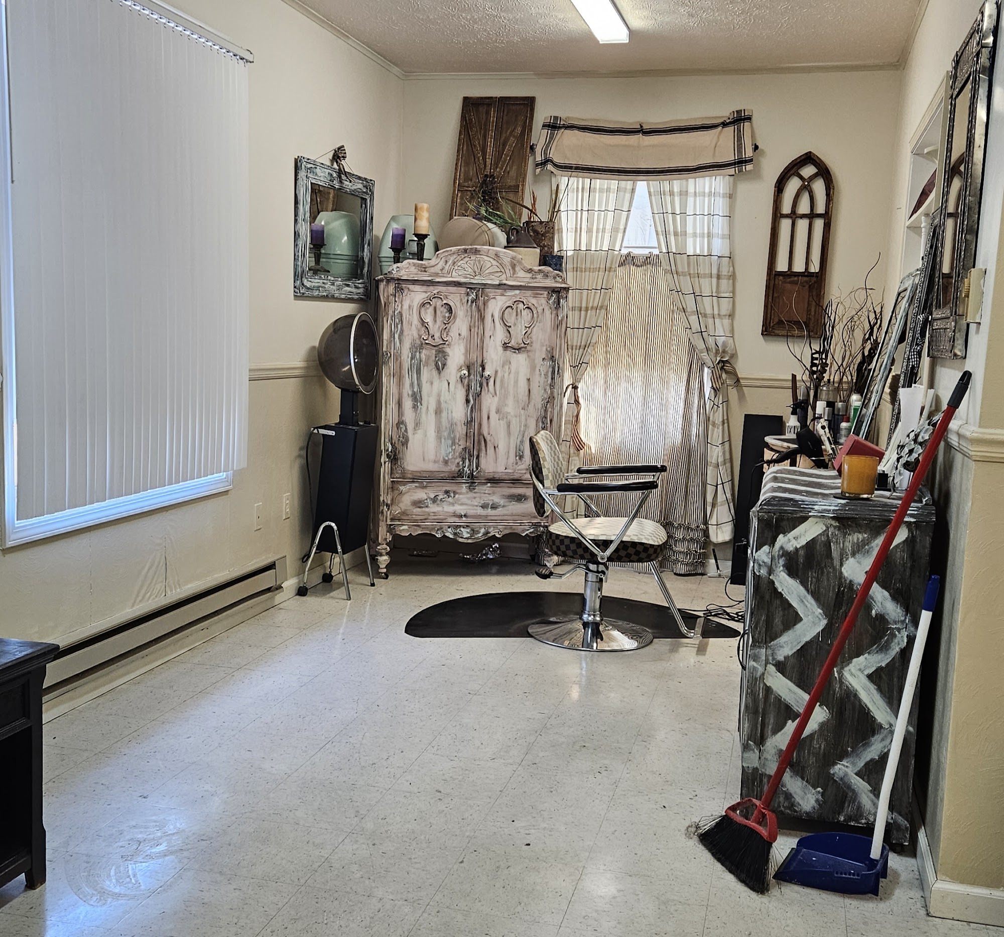 Bounce & Tease Hair Salon 200 E Adair St, Smithland Kentucky 42081