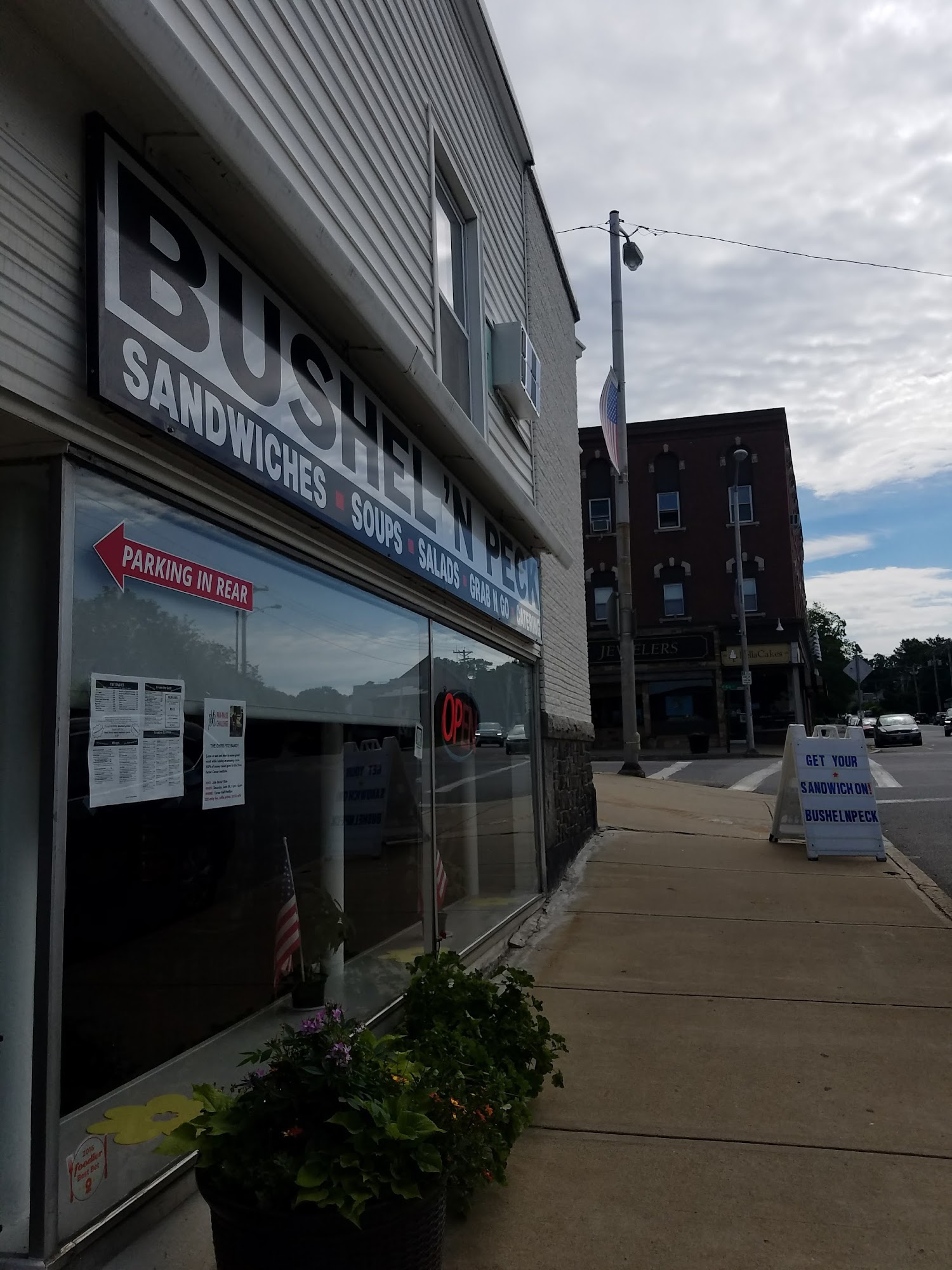 Bushel 'N Peck Clinton