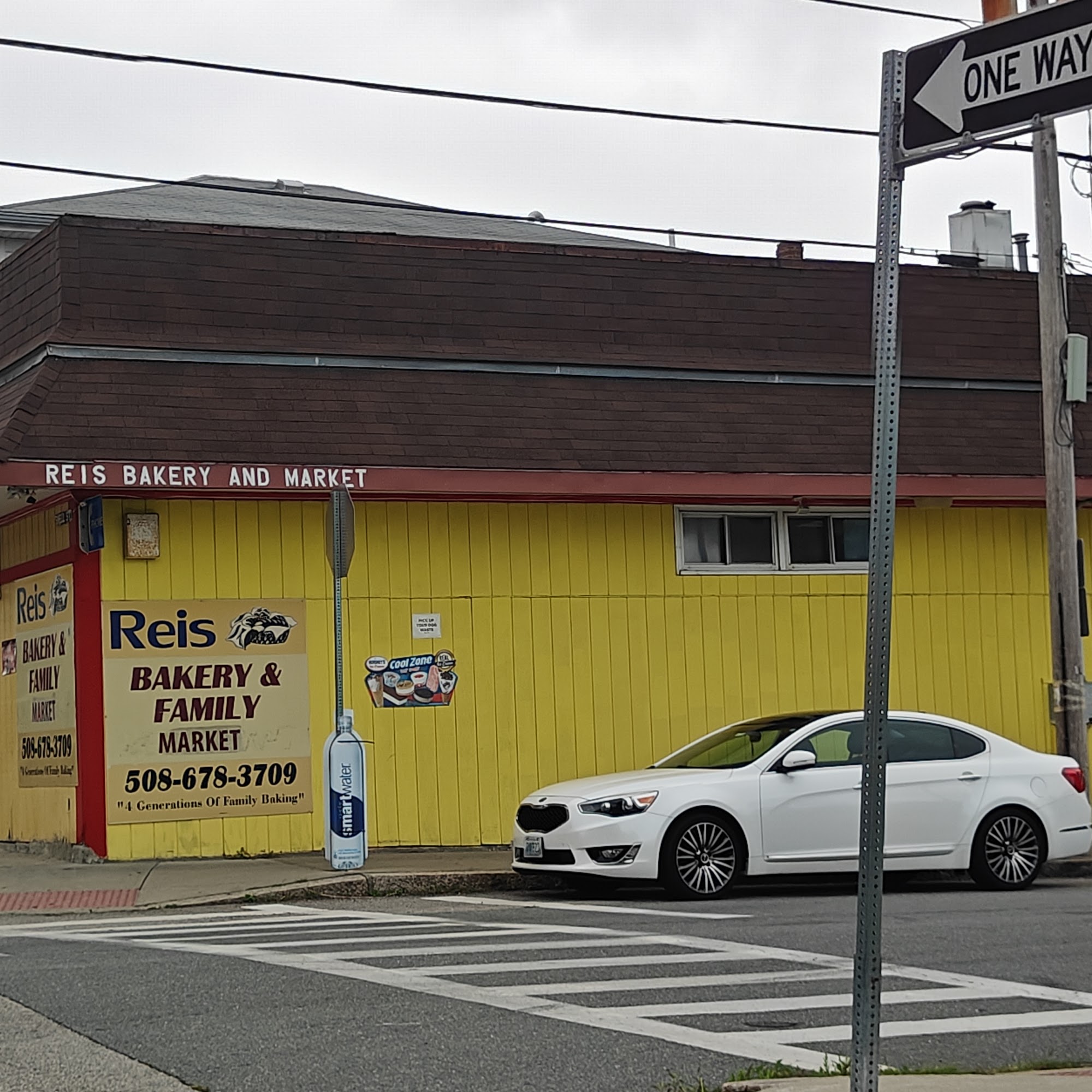 Reis Bakery & Market 208 Snell St, Fall River