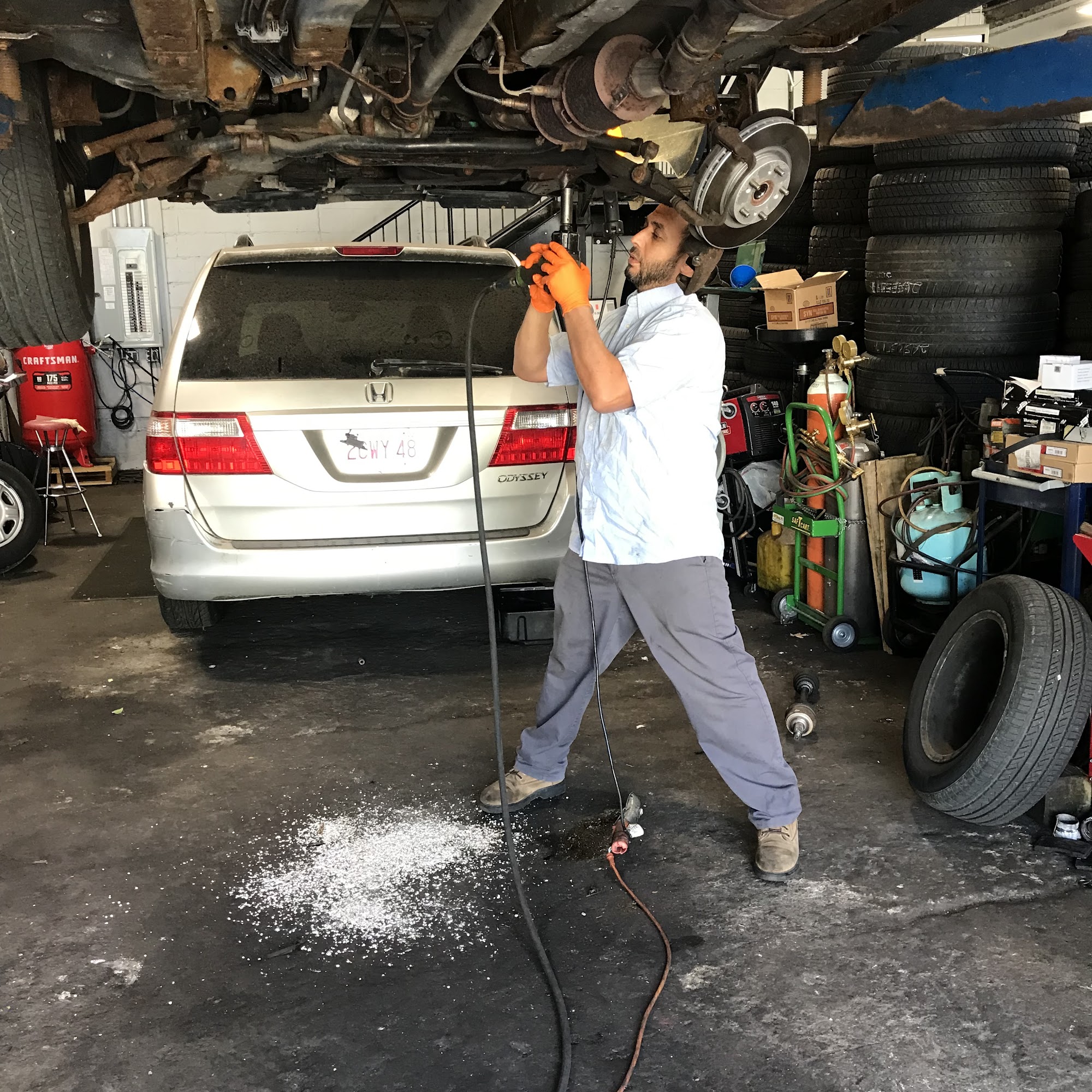 Laari auto repair Lawrence