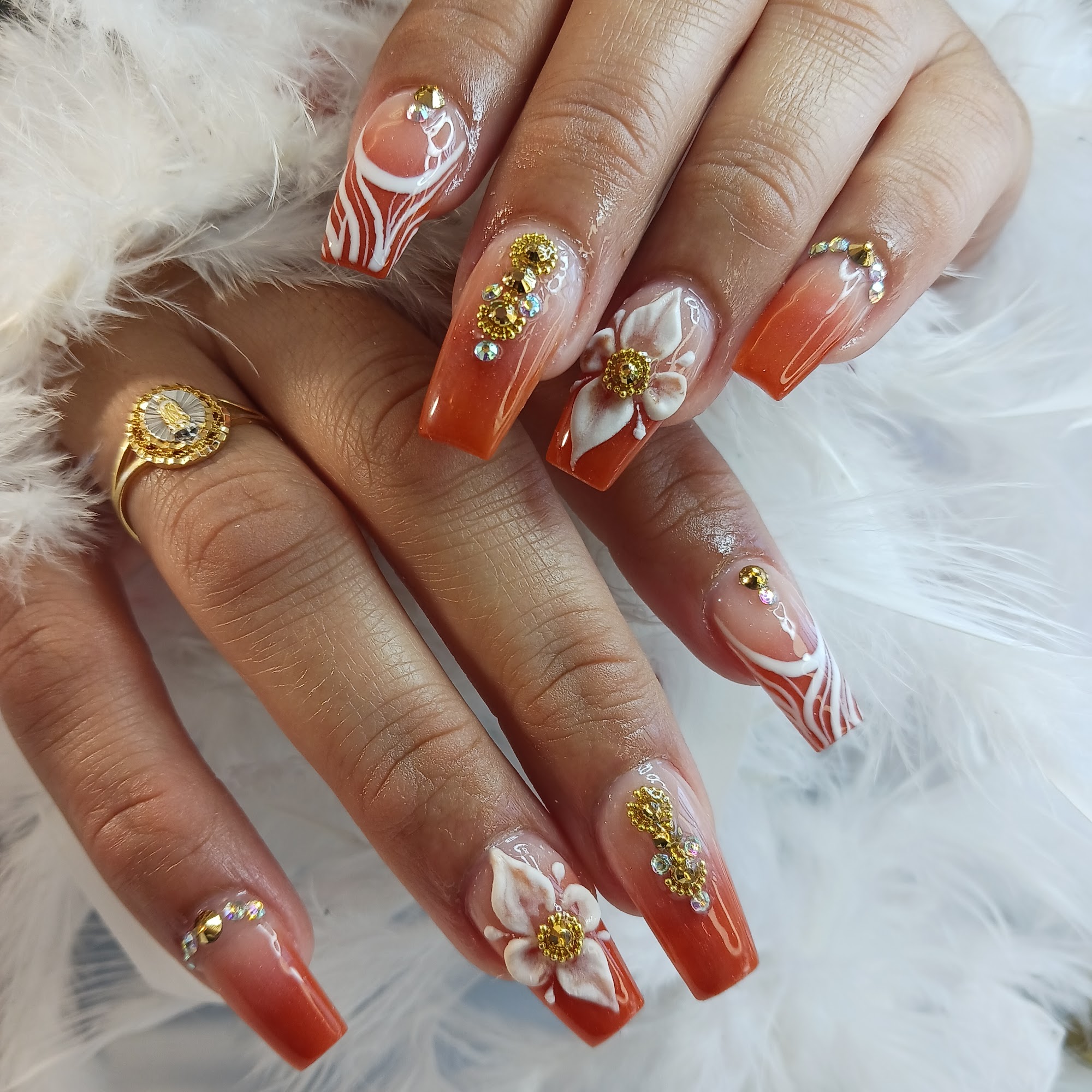 Naiomis Nails & More