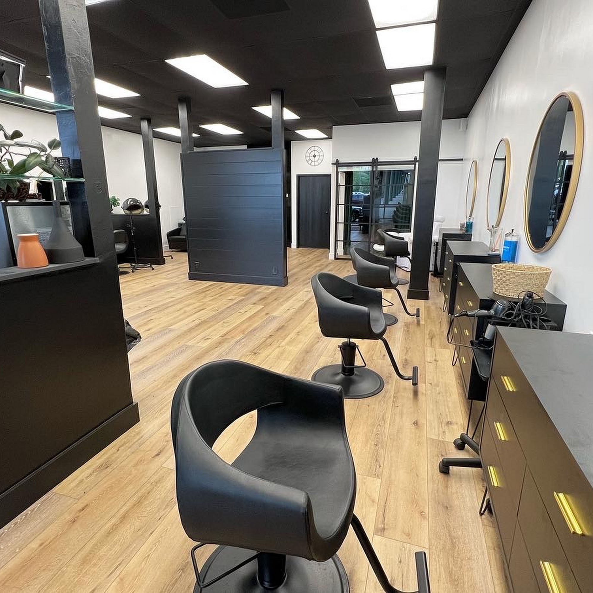 Everlys Salon Studio 6004 Torrey Rd Suite M, Flint, MI 48507