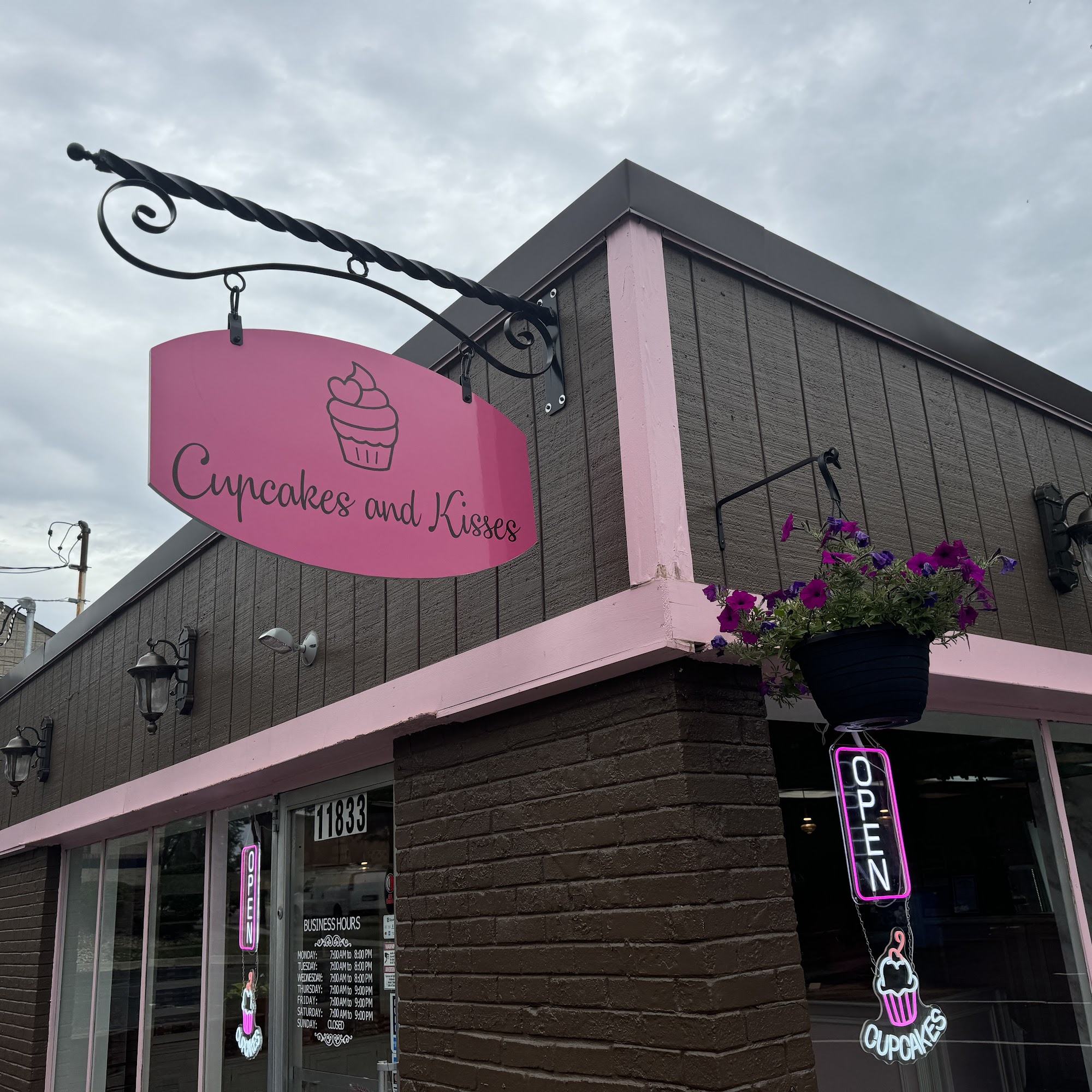 Cupcakes and Kisses Grand Blanc 11833 S Saginaw St, Grand Blanc