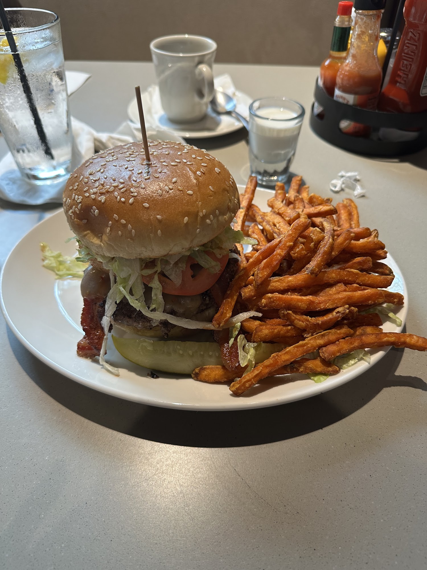 Jonna's Bar & Grill - Pinckney Howell