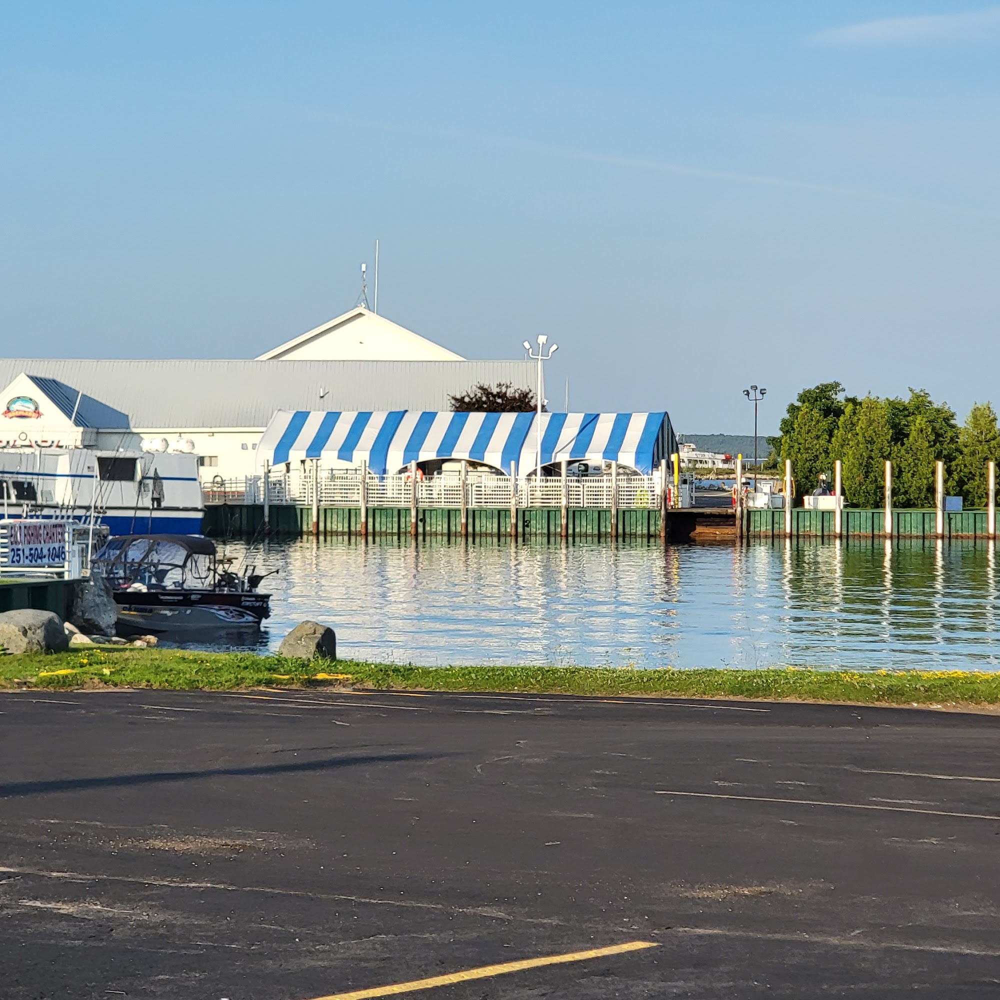 The Driftwood Motel Restaurant & Sports Bar Saint Ignace