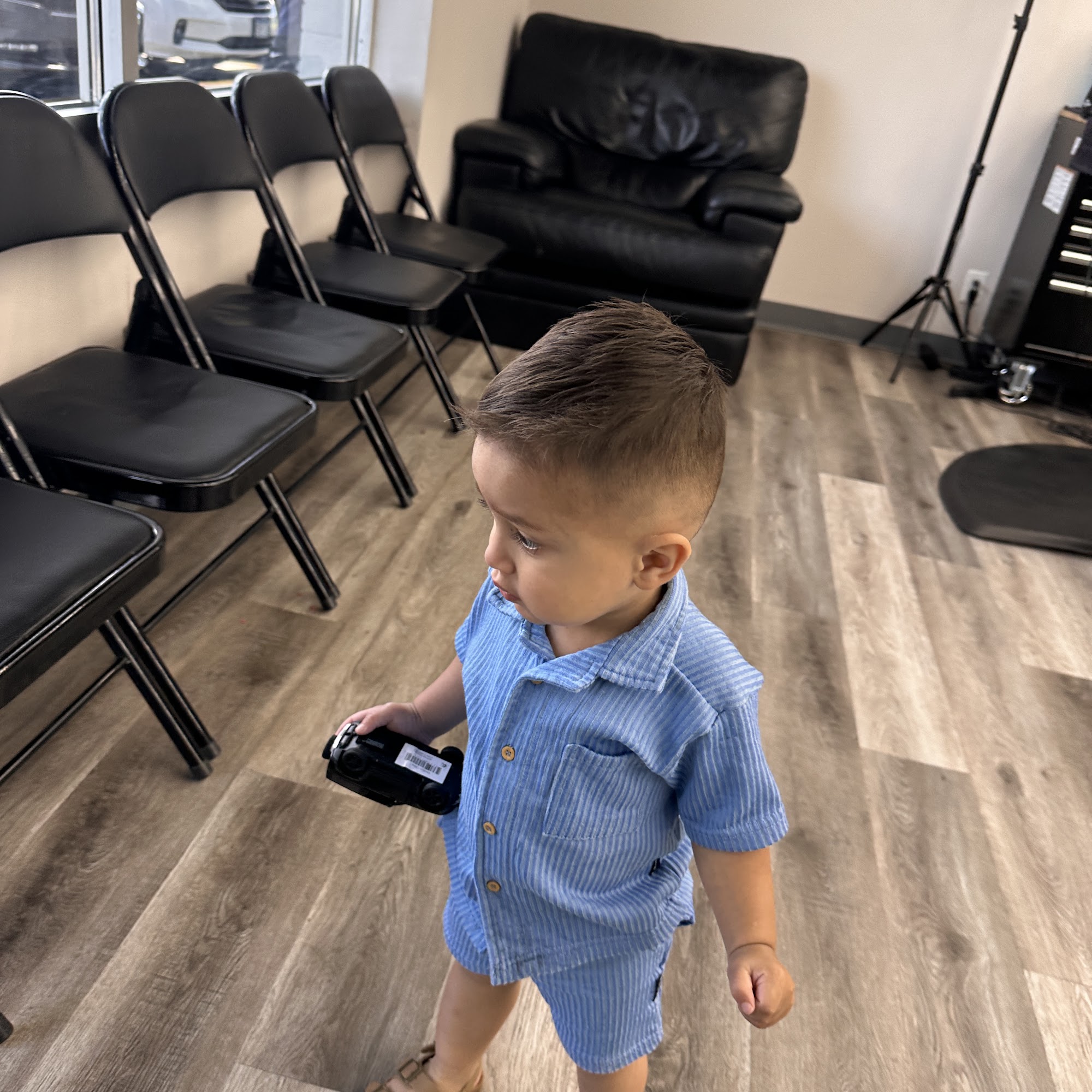 WRTHY CUTS BARBER LOUNGE