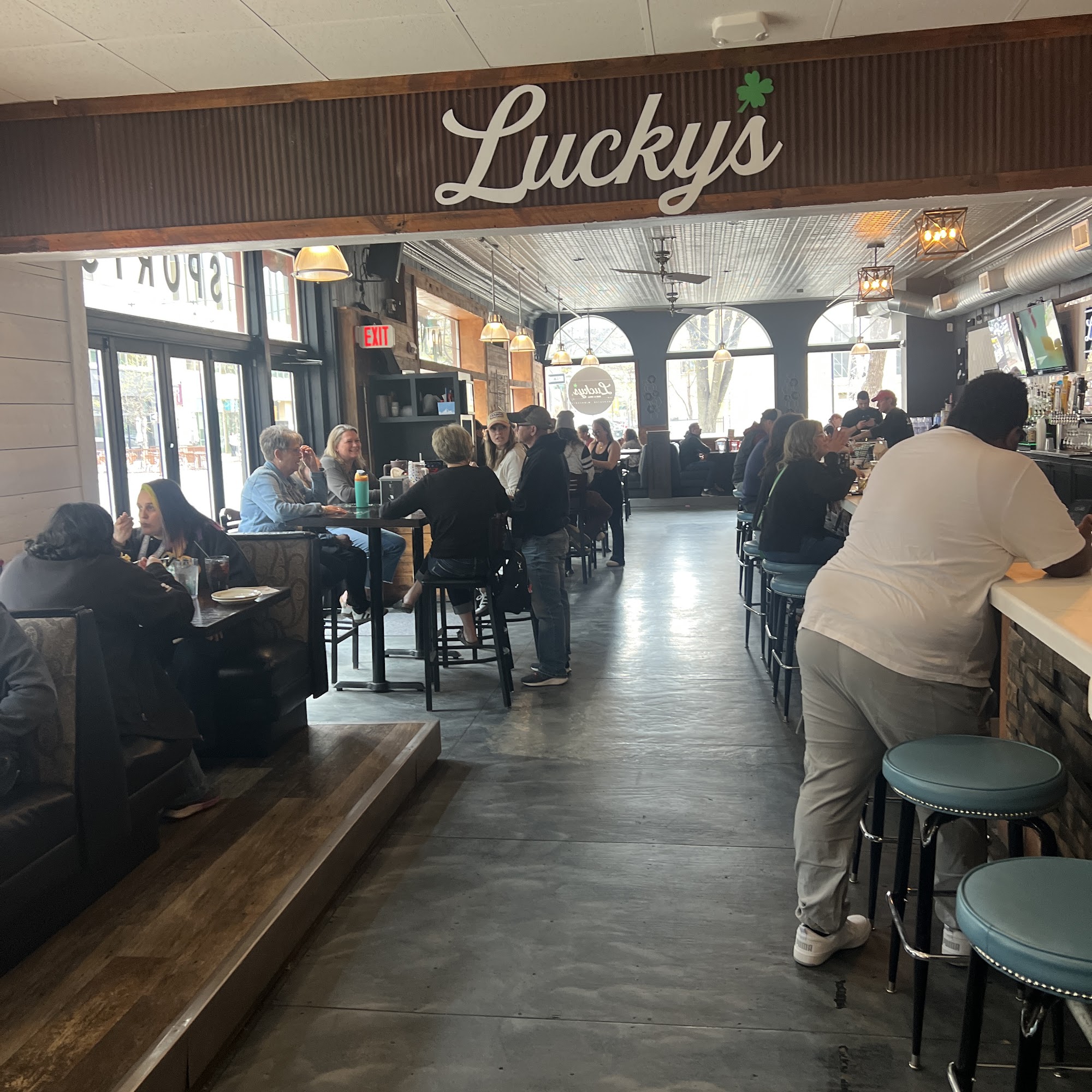 Lucky's Bar & Grille