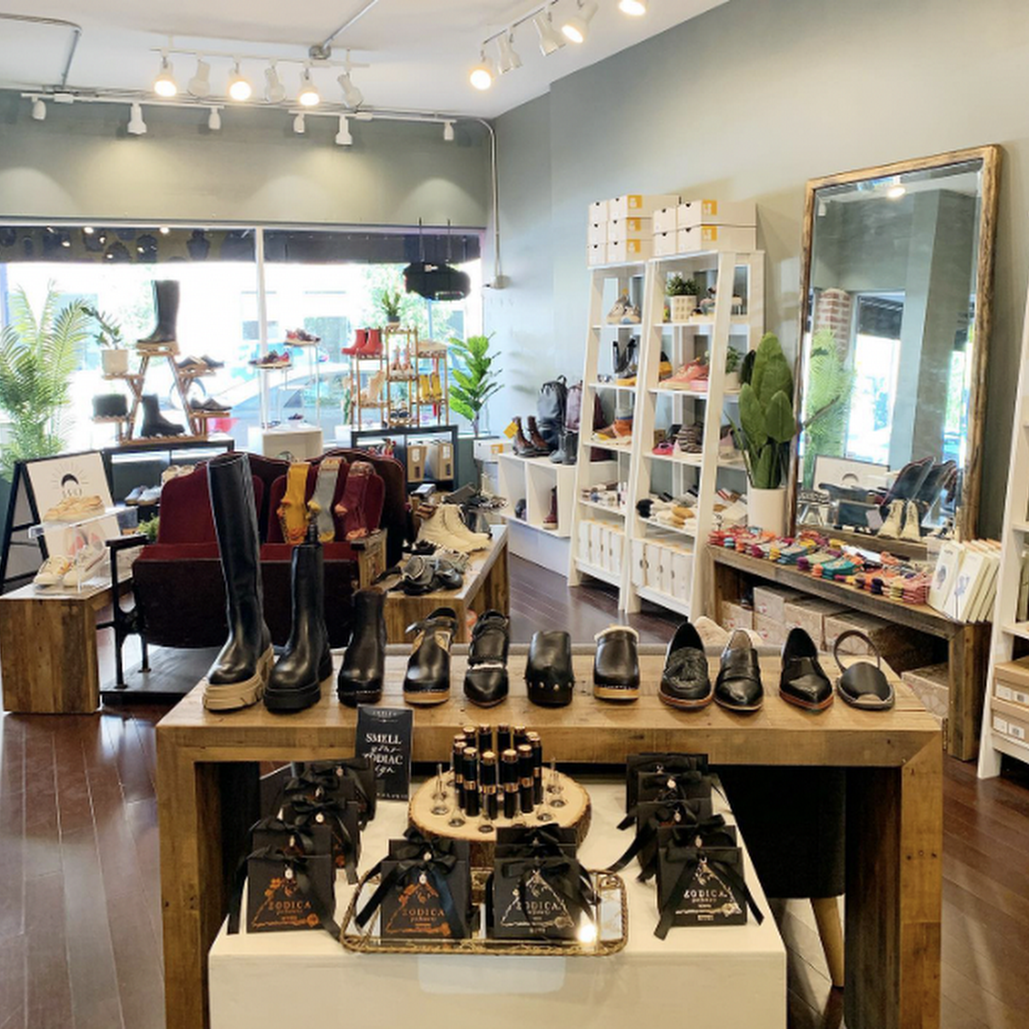 Leo Footwear - Women's shoes, accessories and gifts Saint Paul