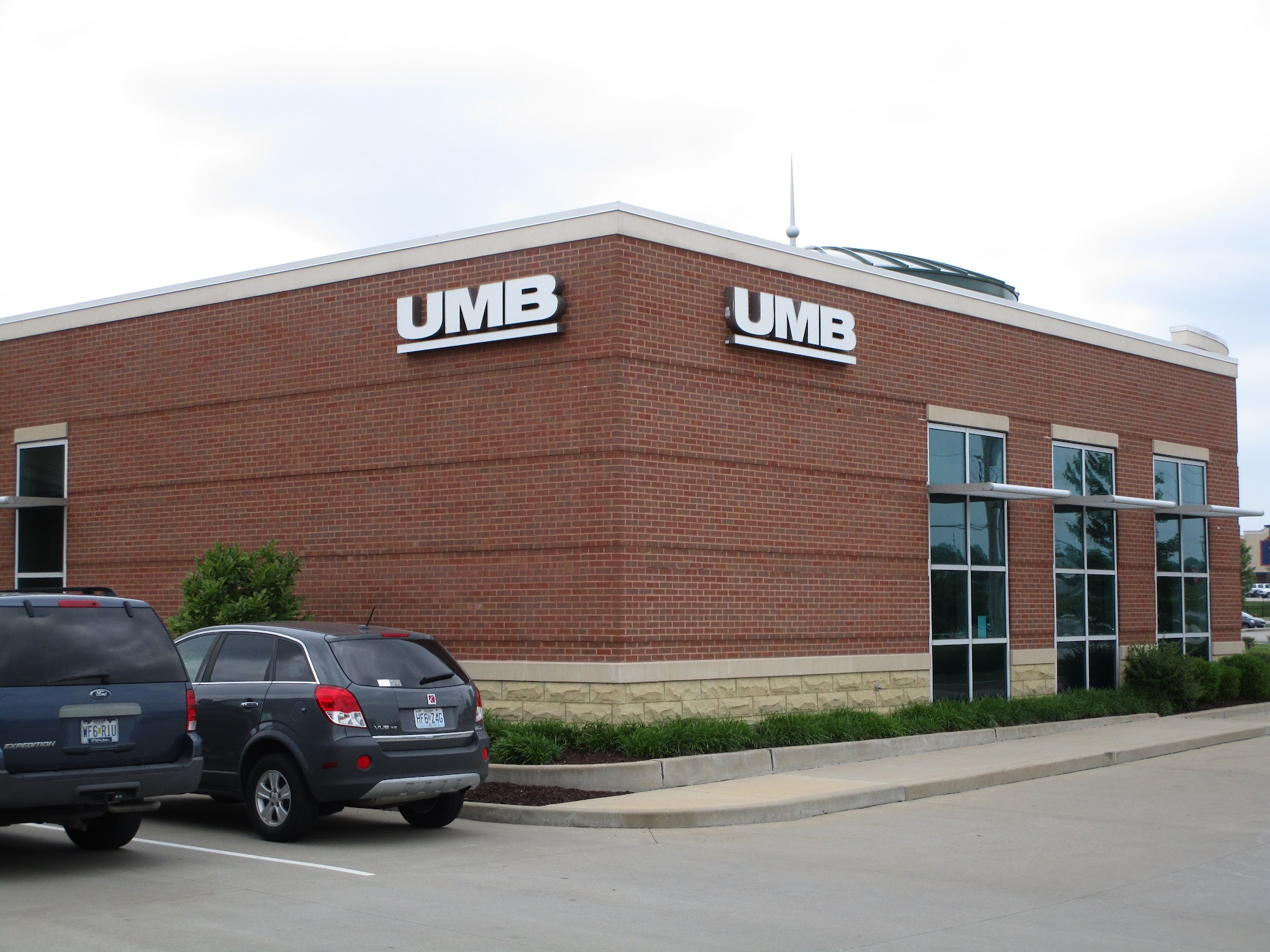 UMB Bank (with drive-thru services)