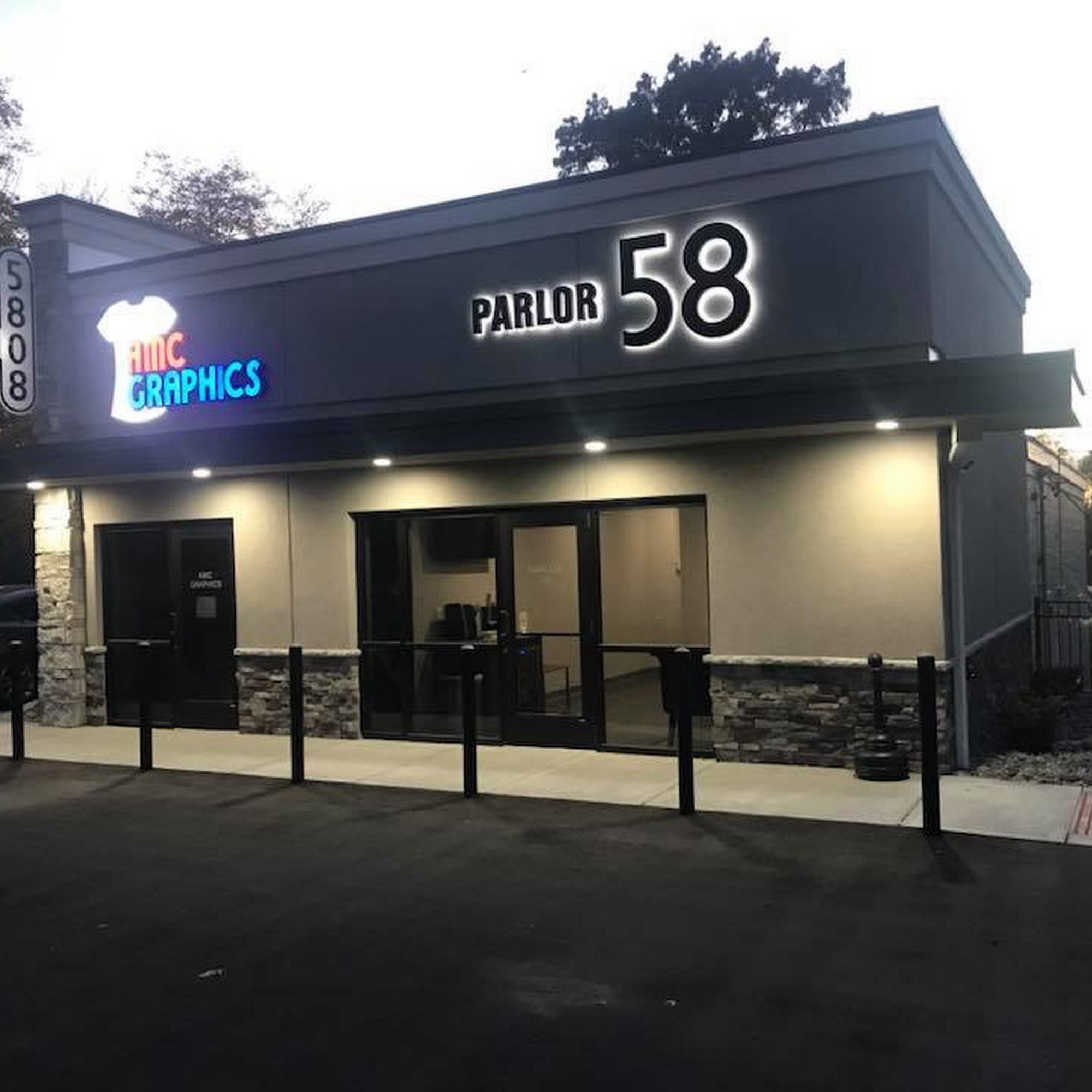 Parlor 58 5808 N Oak Trafficway, Gladstone Missouri 64118