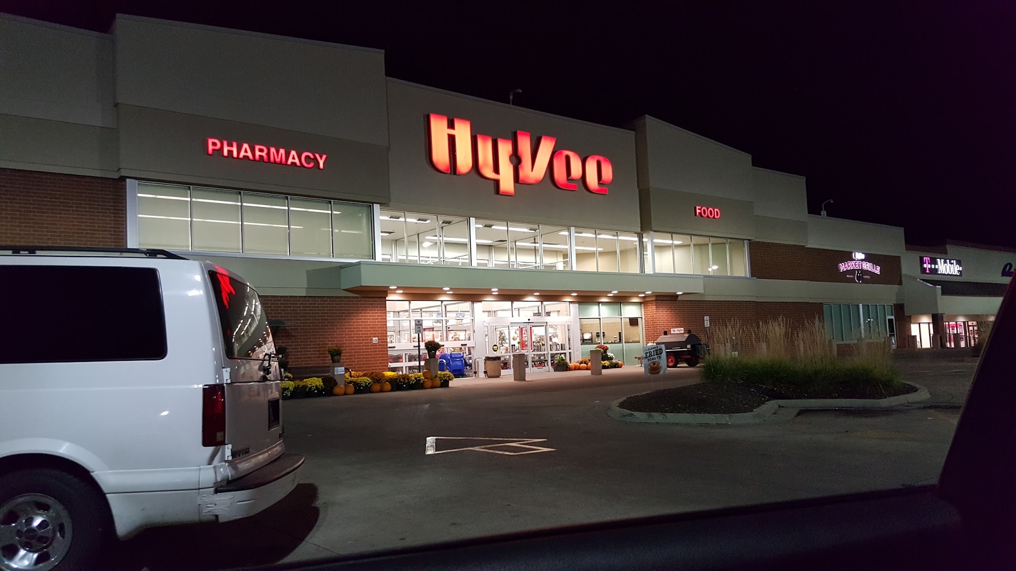 Hy-Vee Grocery Store