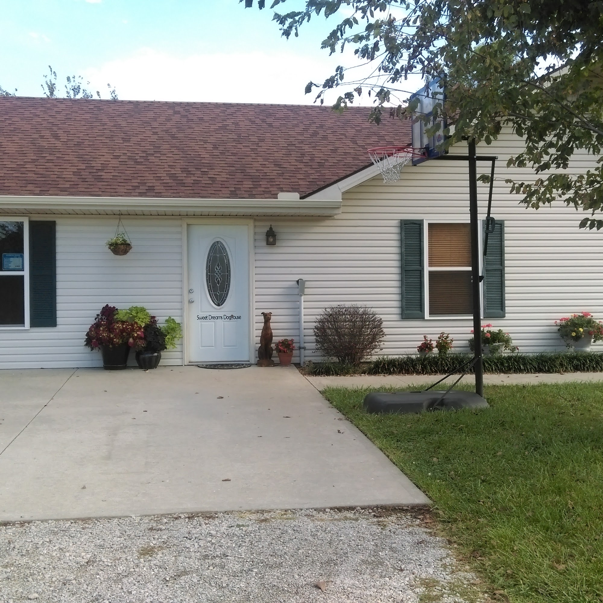 Sweet Dreams Doghouse Warrensburg