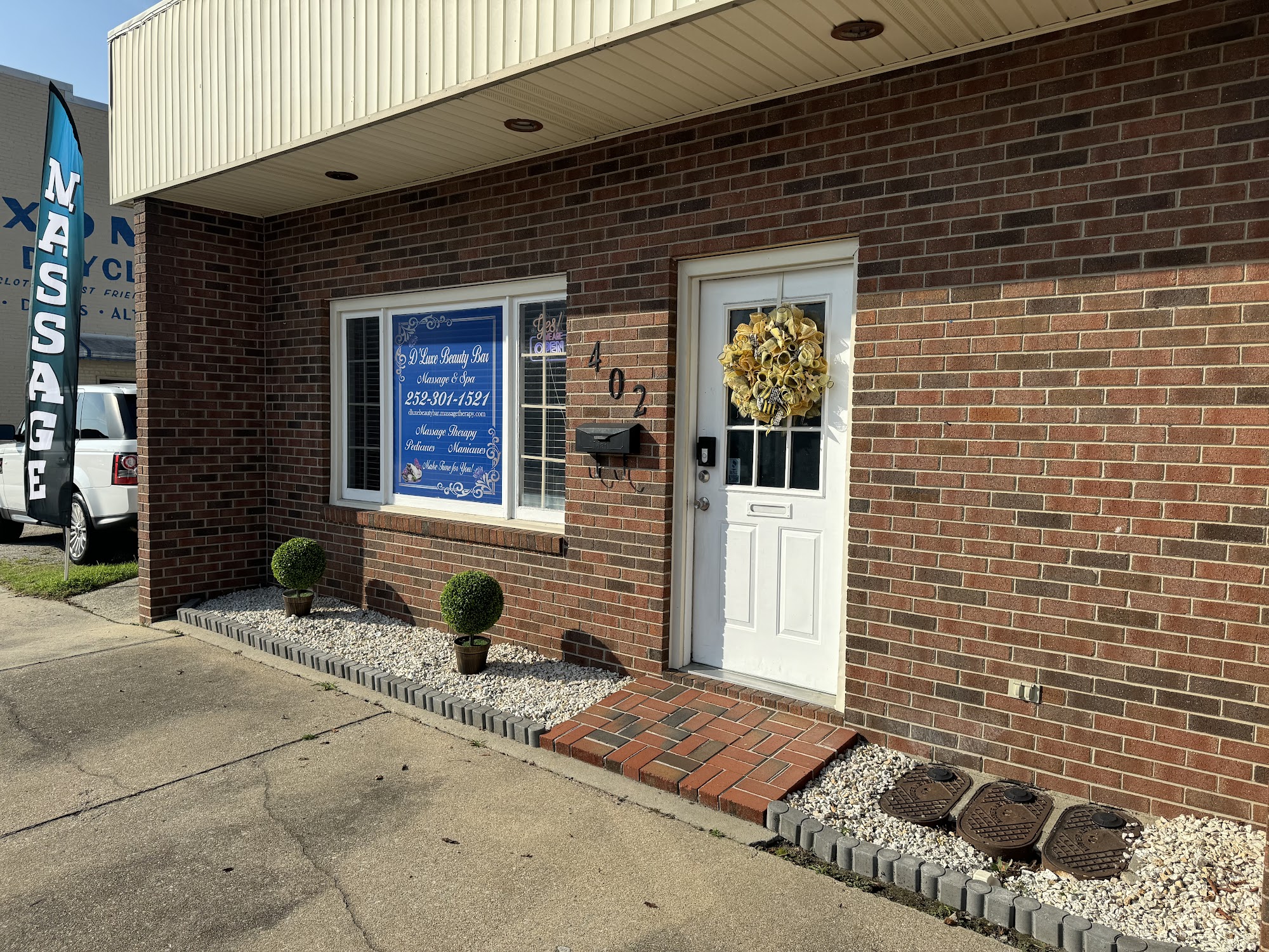 D'Luxe Beauty Bar, LLC