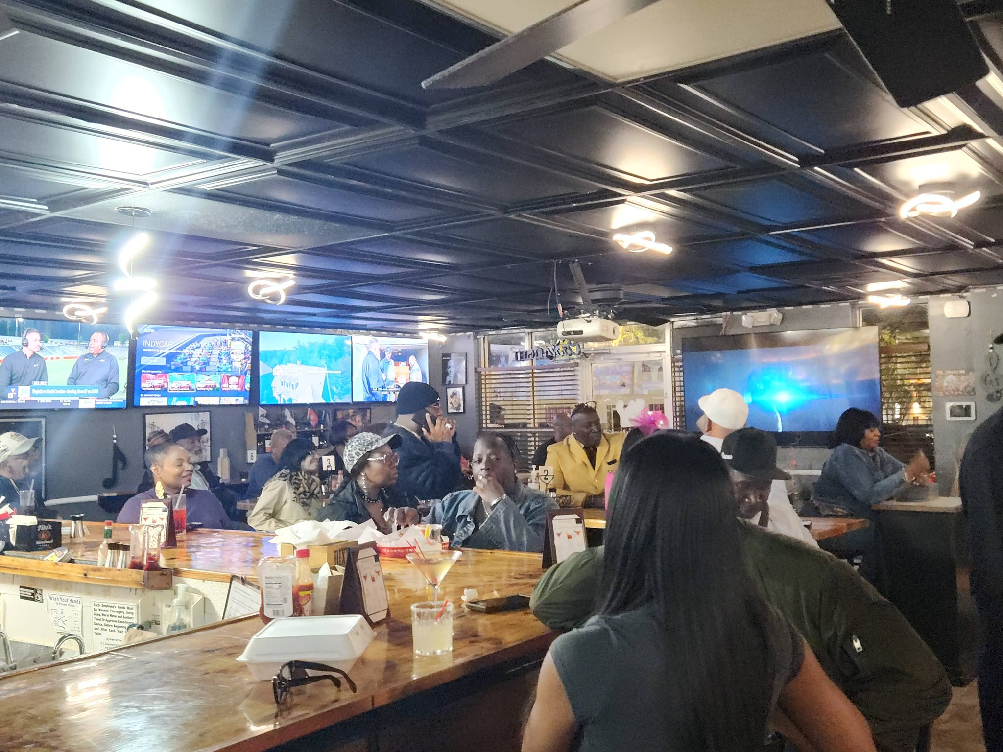 Rhythm & Brews Bar and Grill