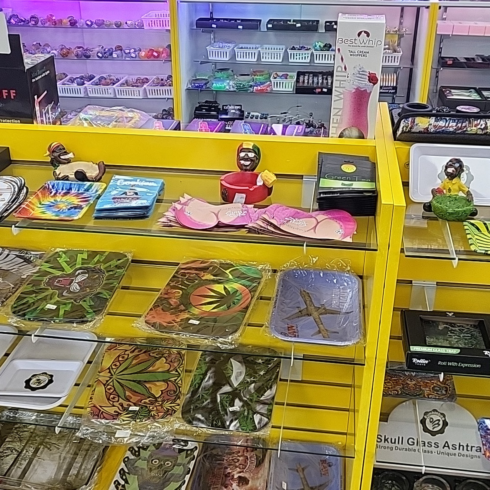 Black & yellow tobacco and vapor