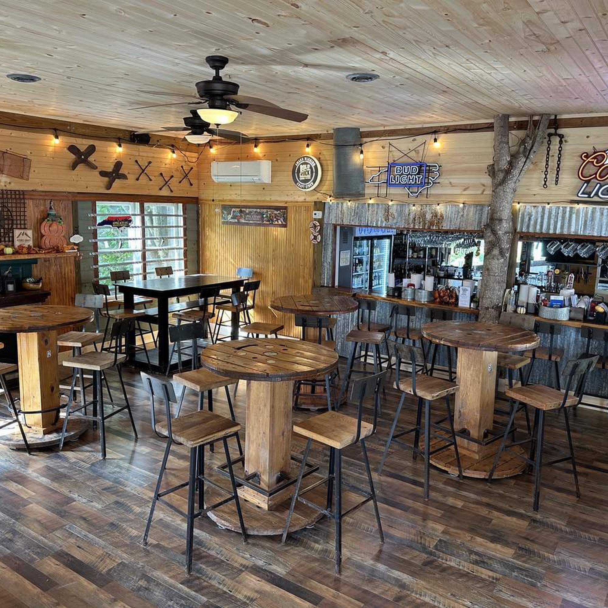 670 on Oak Tavern and Grille Spruce Pine