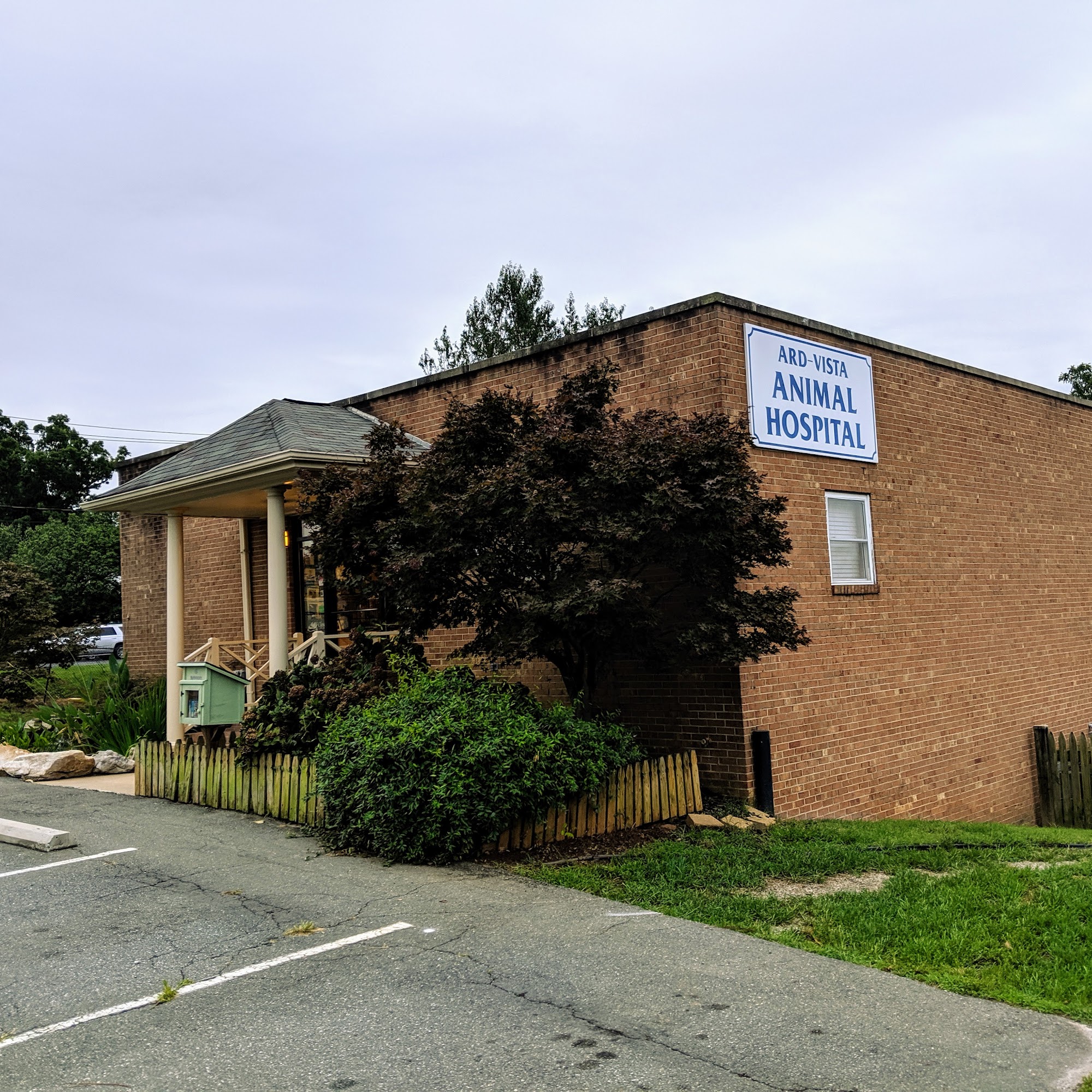 Ard-Vista Animal Hospital: Gessner Matthew DVM Winston-Salem