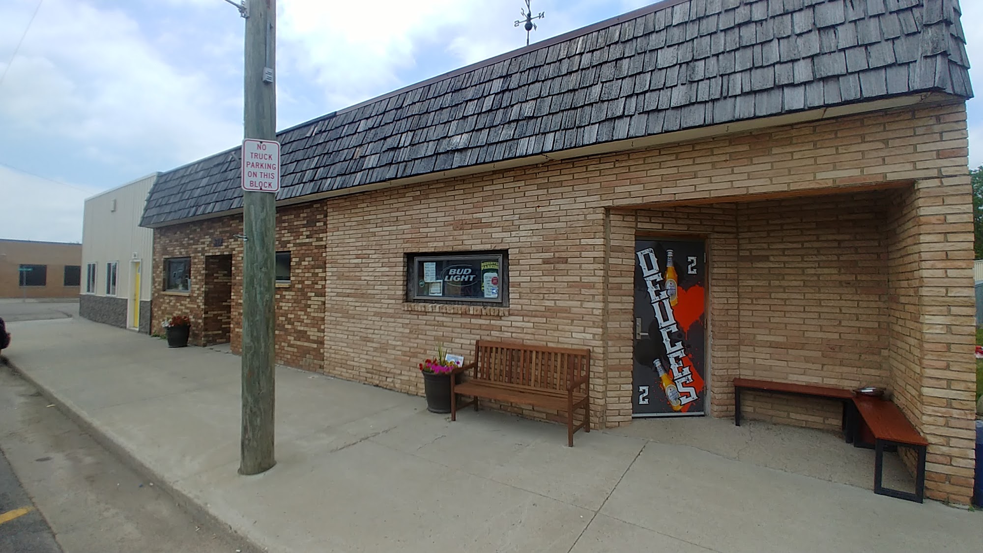 Deuces 325 Main St SW, Forman