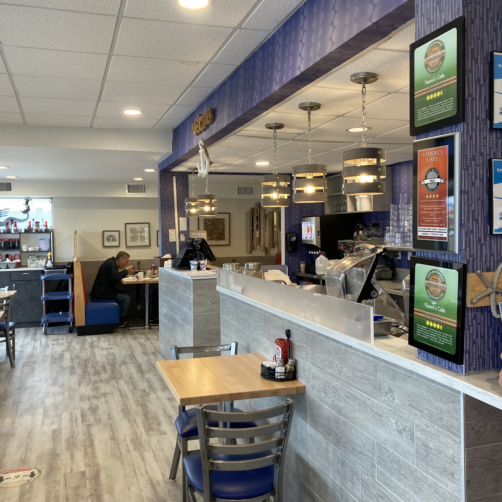 Yianni's Café Brigantine