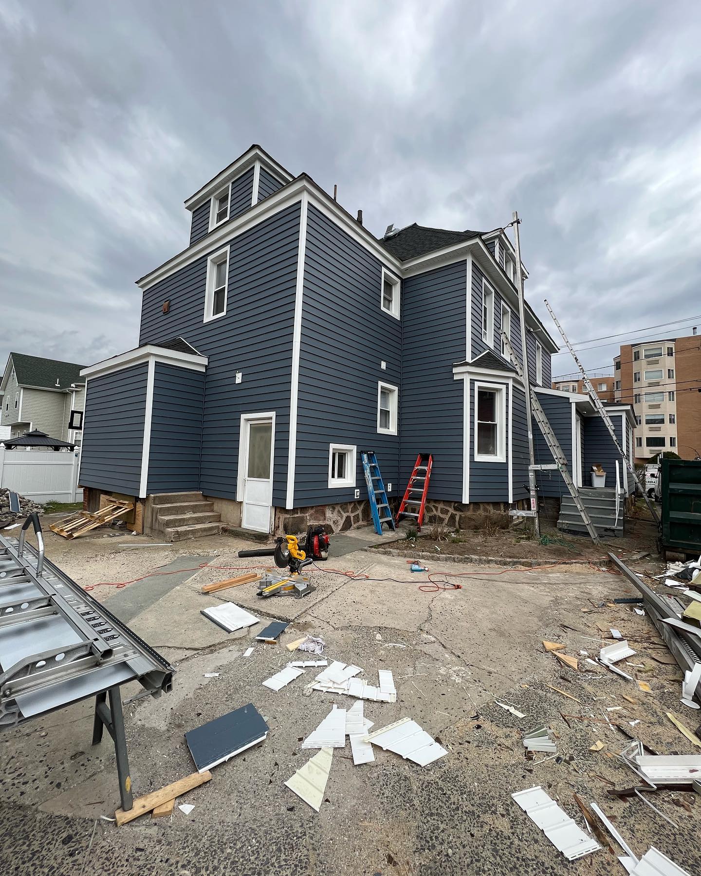 London Construction Services - Siding & Roofing