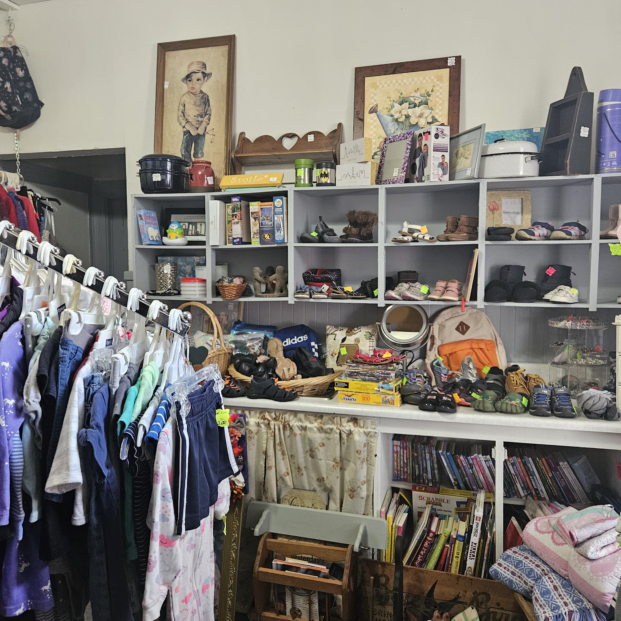 CONSIGNMENT SHOP (Brand name childrens clothing)