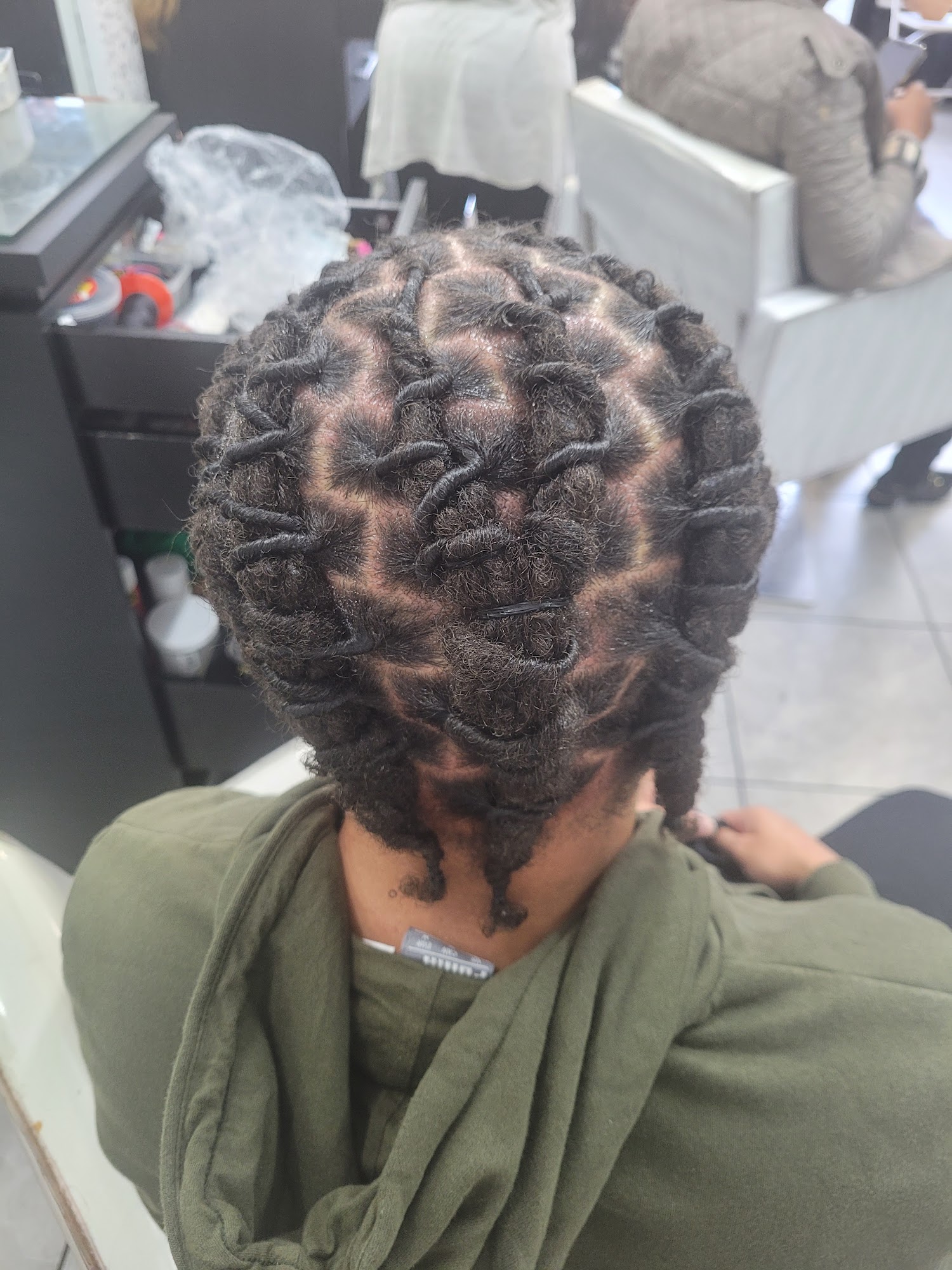 Hair & Care Unisex Beauty Salon