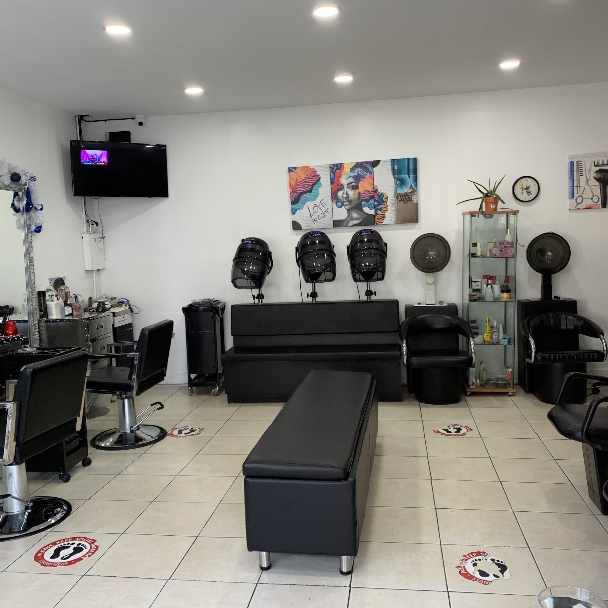 Reyna hair salon 354 Cornelia St, Brooklyn New York 11237
