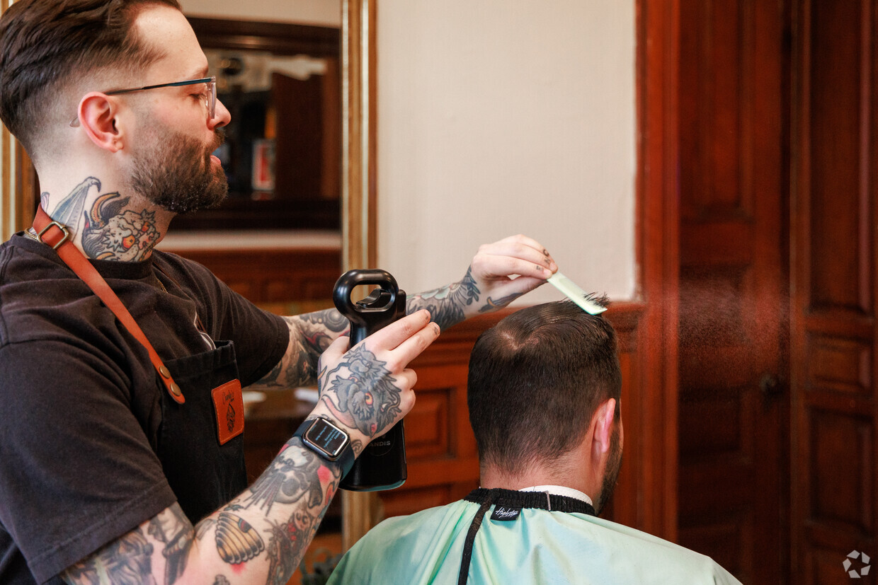 Charlie’s Barber Shop