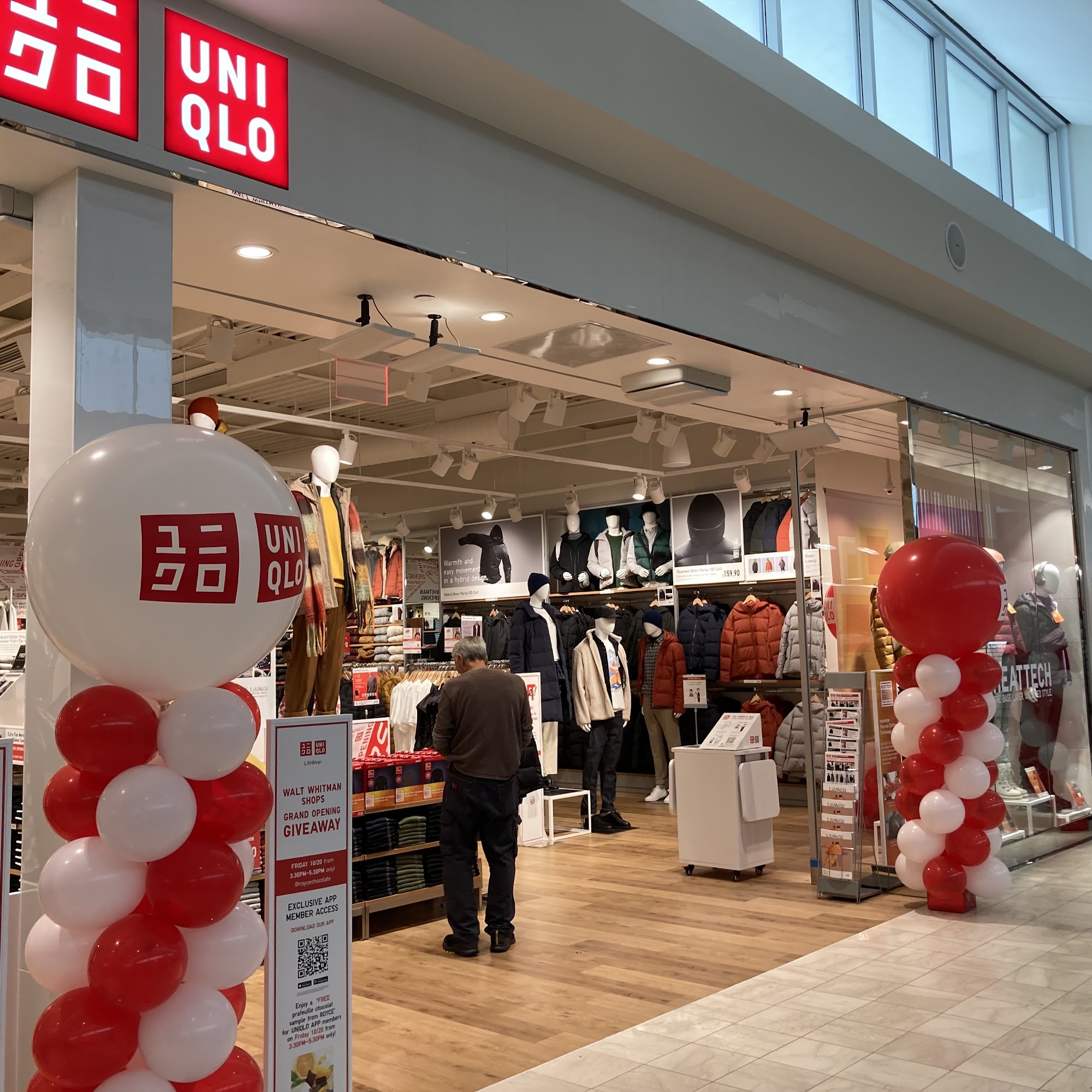 UNIQLO Walt Whitman Shops