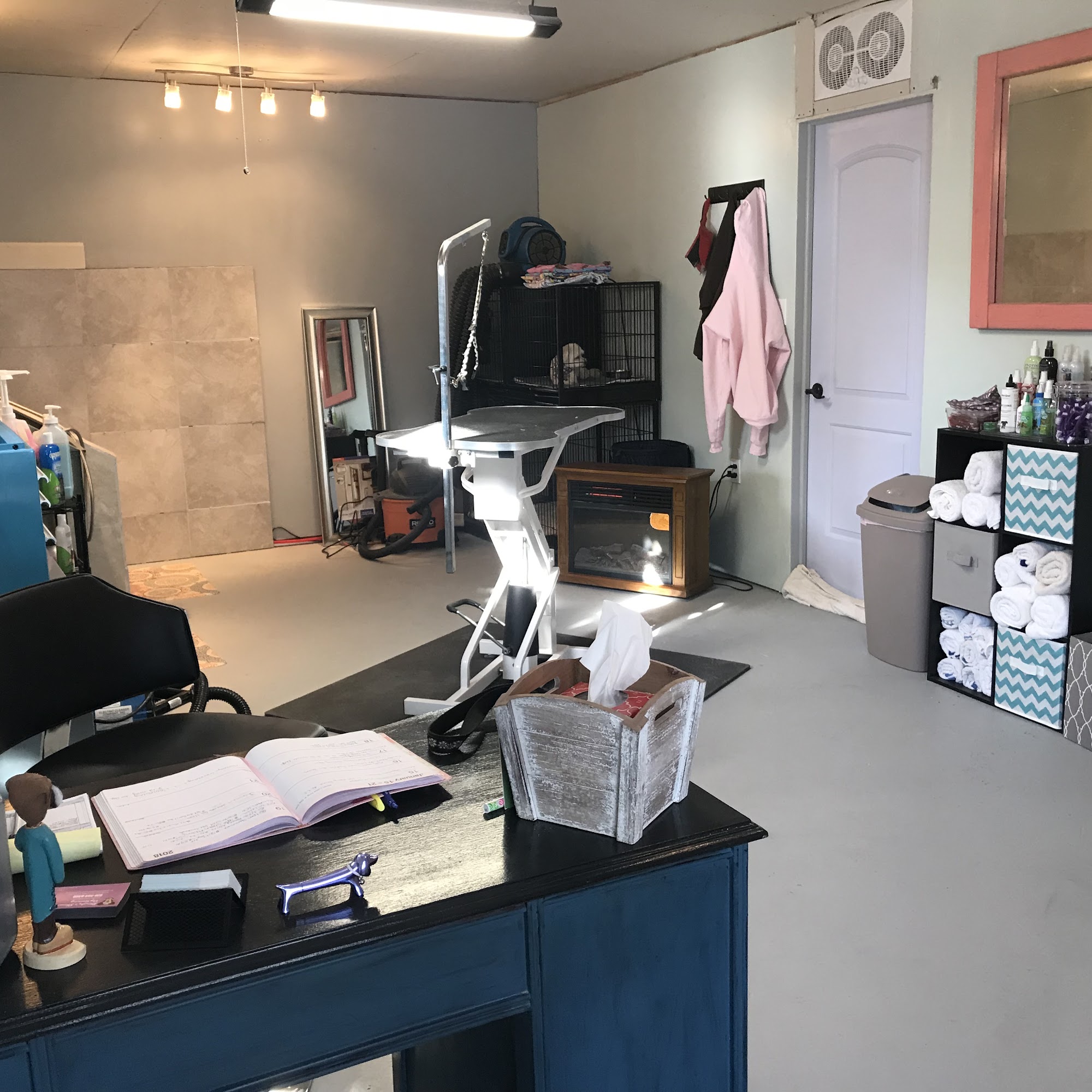 Mindys ShamPooches Dog grooming Painted Post