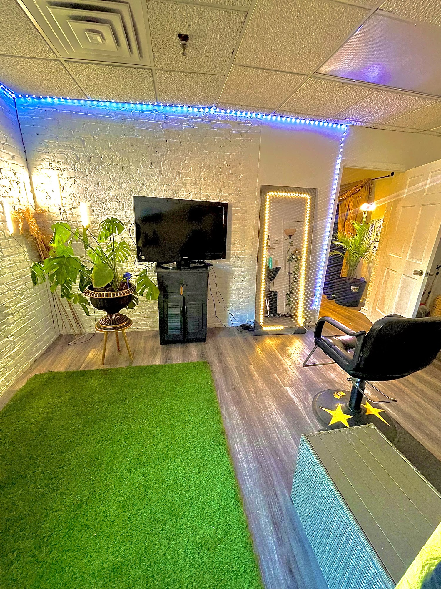 Naturally Crowned Hair Therapy 327 W Fayette St, Syracuse New York 13202