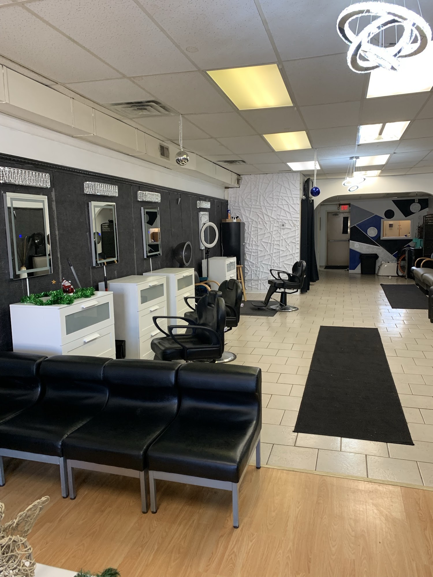 Up Scale Lookz Hair & Nail Bar 3954 Lee Rd, Cleveland Ohio 44128