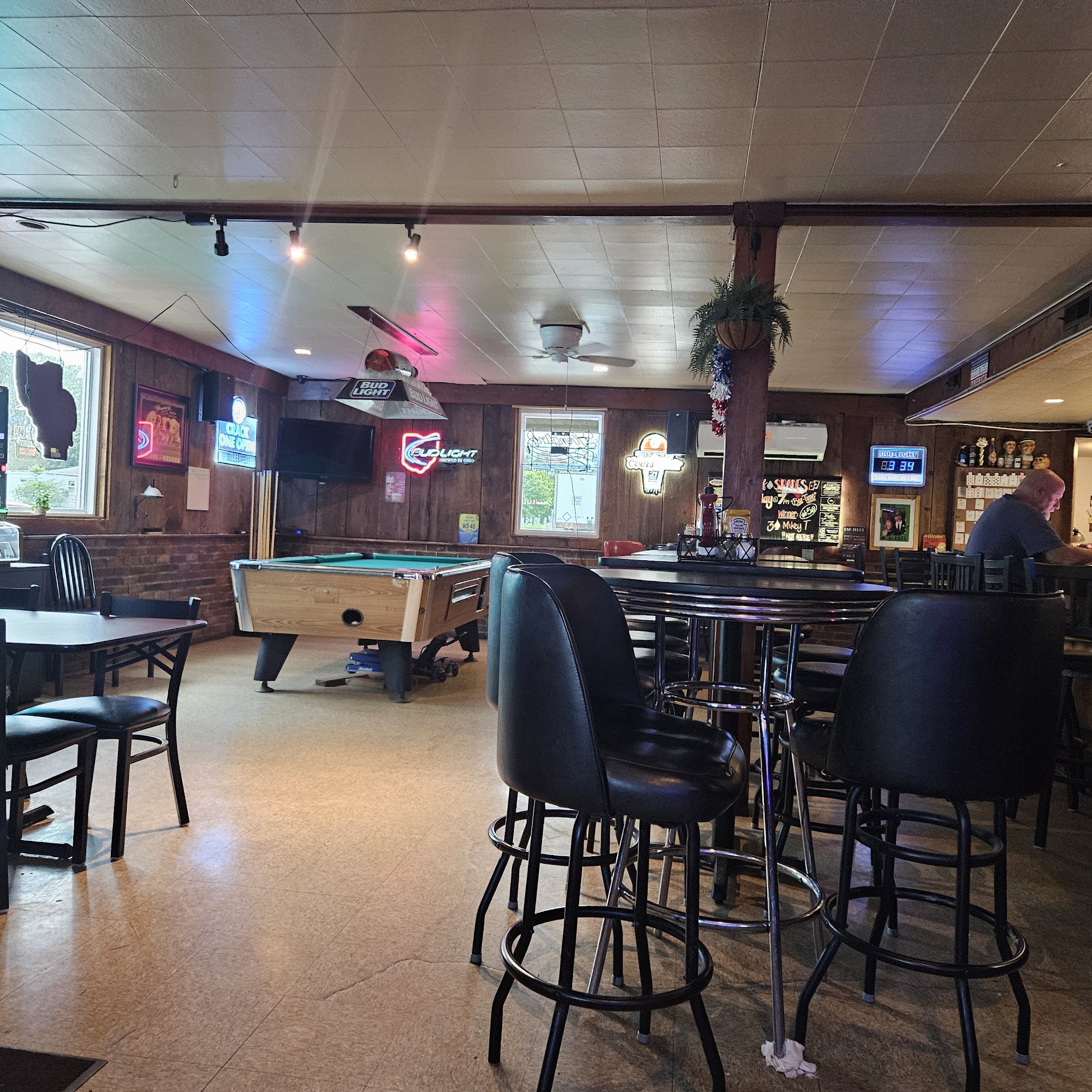 Double Barrel Bar And Grill Tiffin