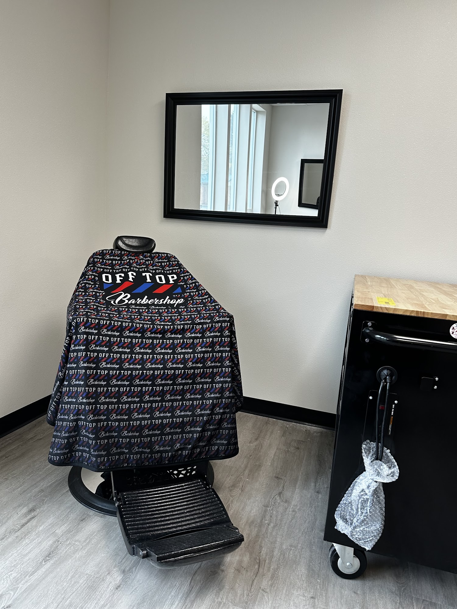 Off Top Barbershop 3910 Cherry Ave NE #103, Keizer Oregon 97303