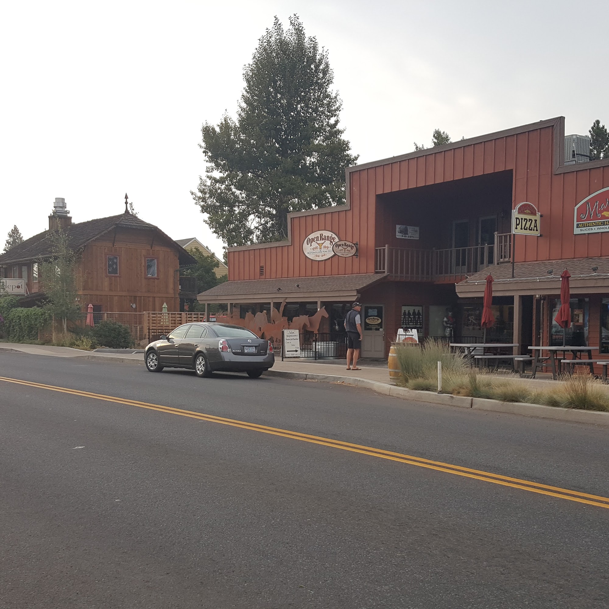 Martolli's Authentic Hand-Tossed Pizza in Sisters Sisters