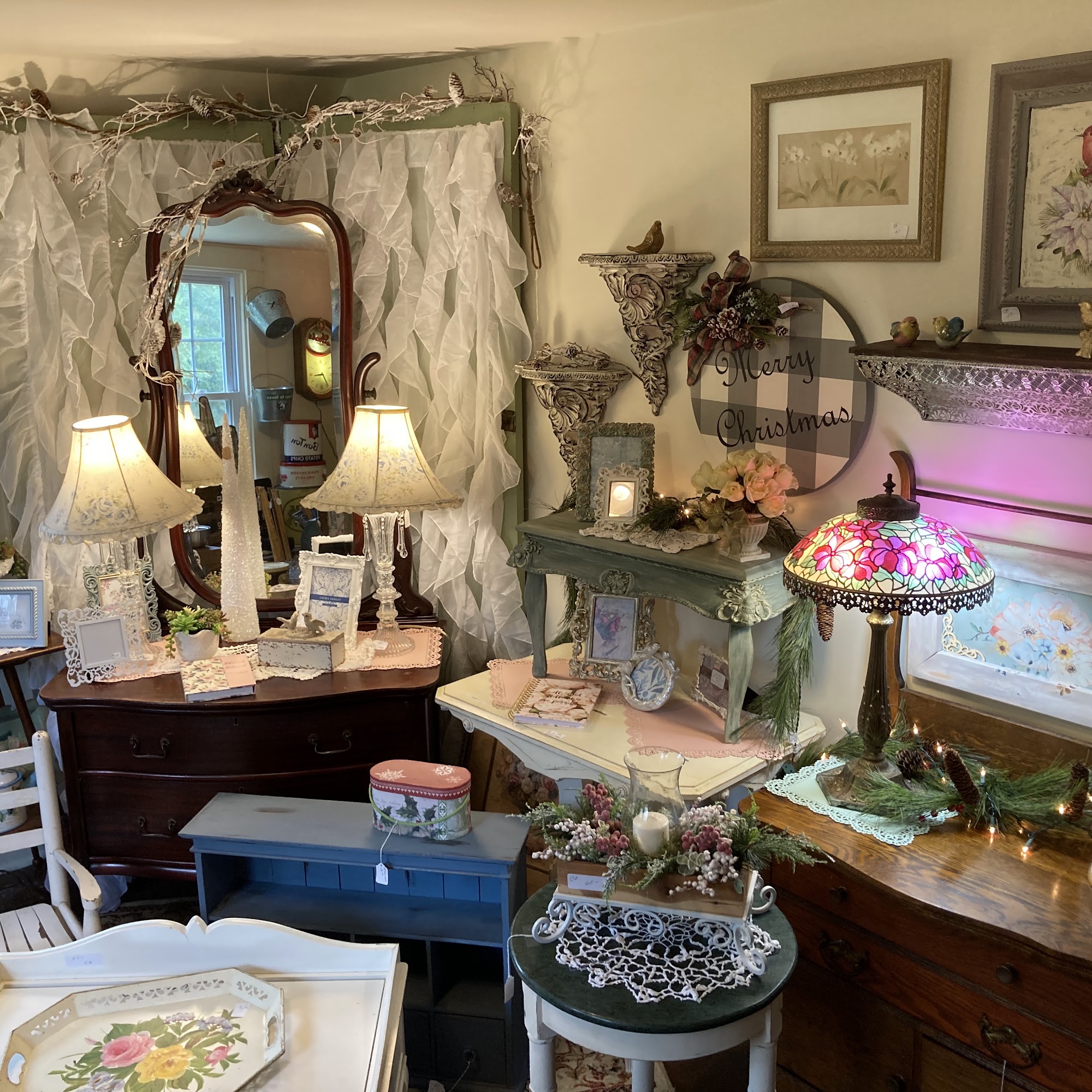 Lil Birdy's Antiques & Decor