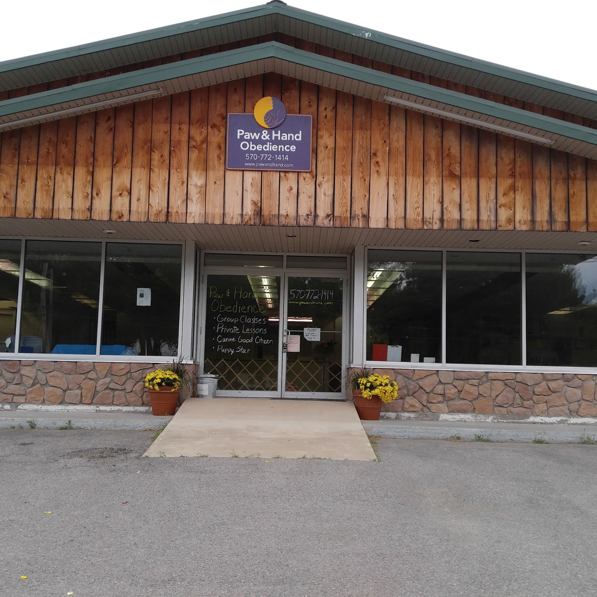Paw & Hand Obedience Muncy