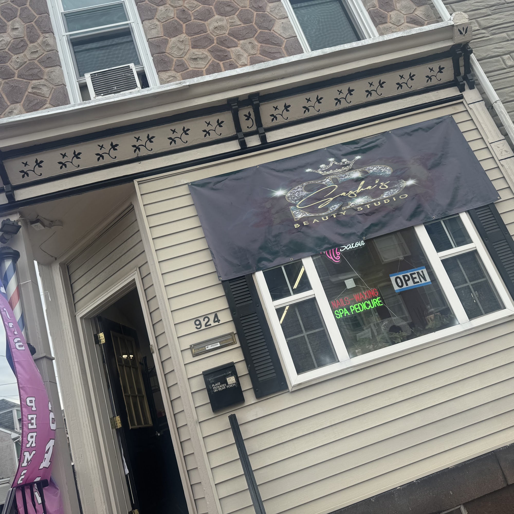 Sasha's Beauty Studio (Salon&Barbershop) 924 Amity St, Reading Pennsylvania 19604