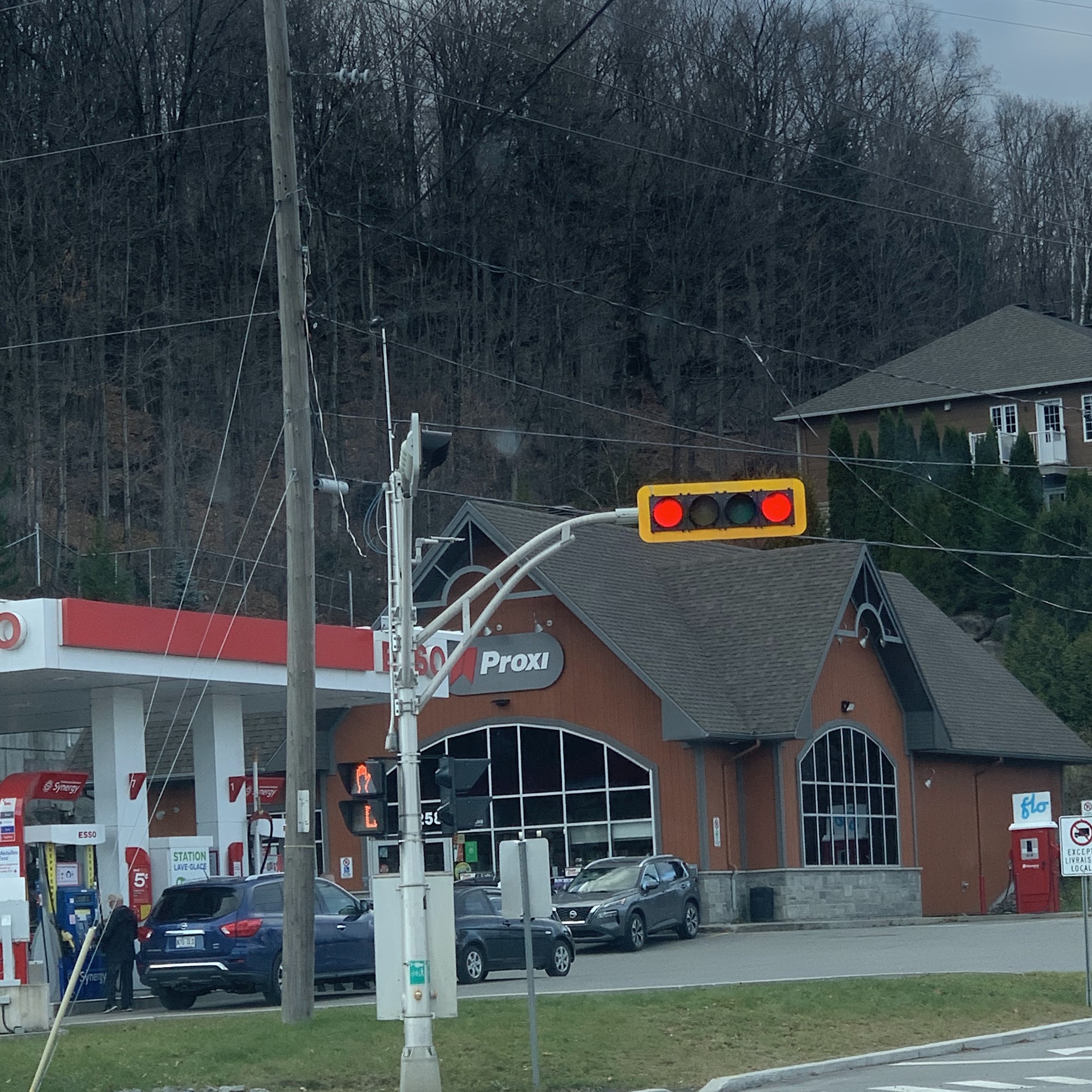 Le Magasin and Esso Gaz Station Sainte-adele