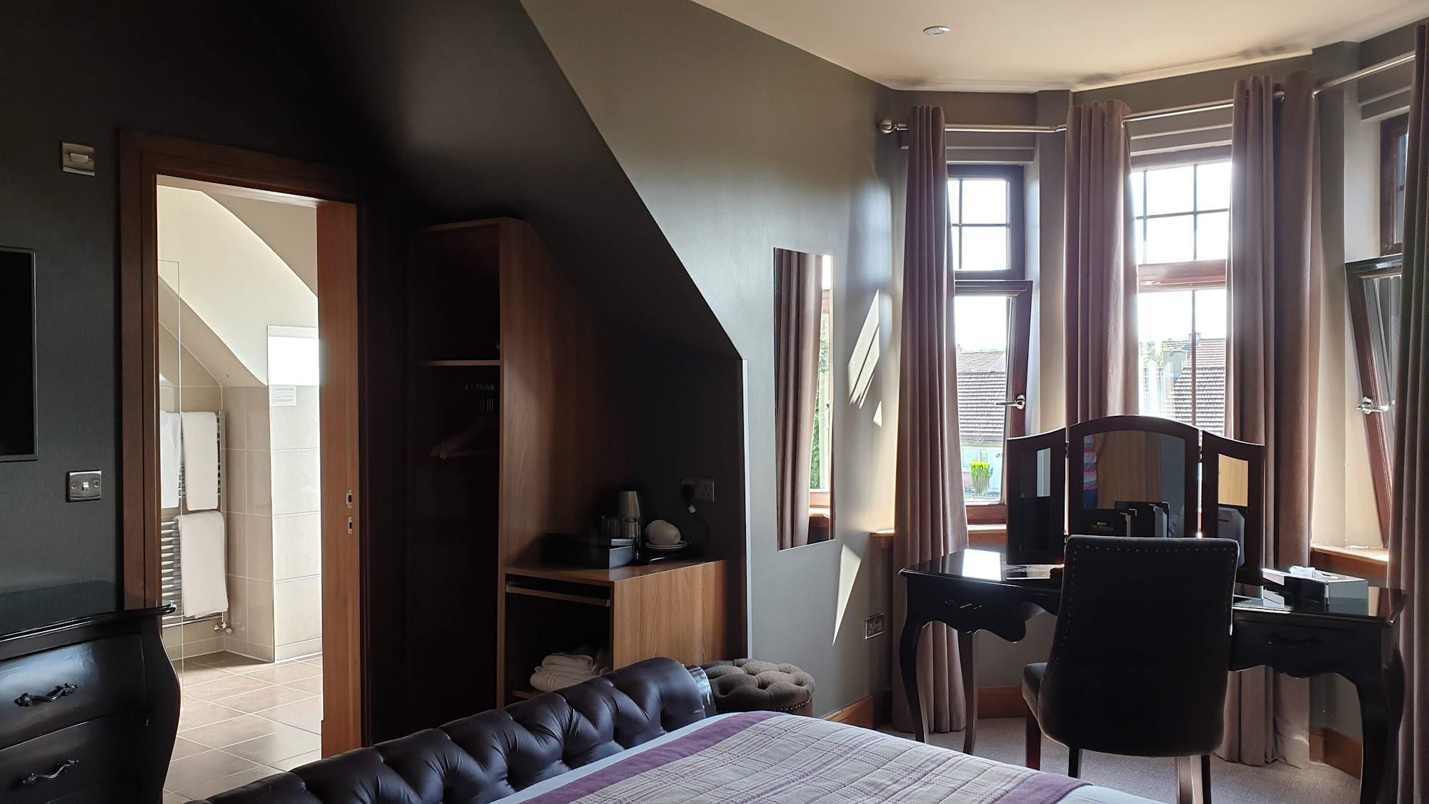 The Parkville Bar Restaurant & Hotel