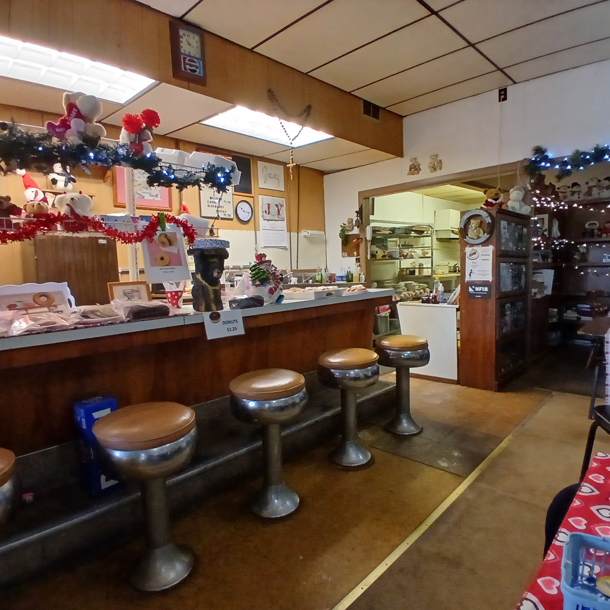 Mom's & Pop's Pastry Shop 306 N Main St, Salem