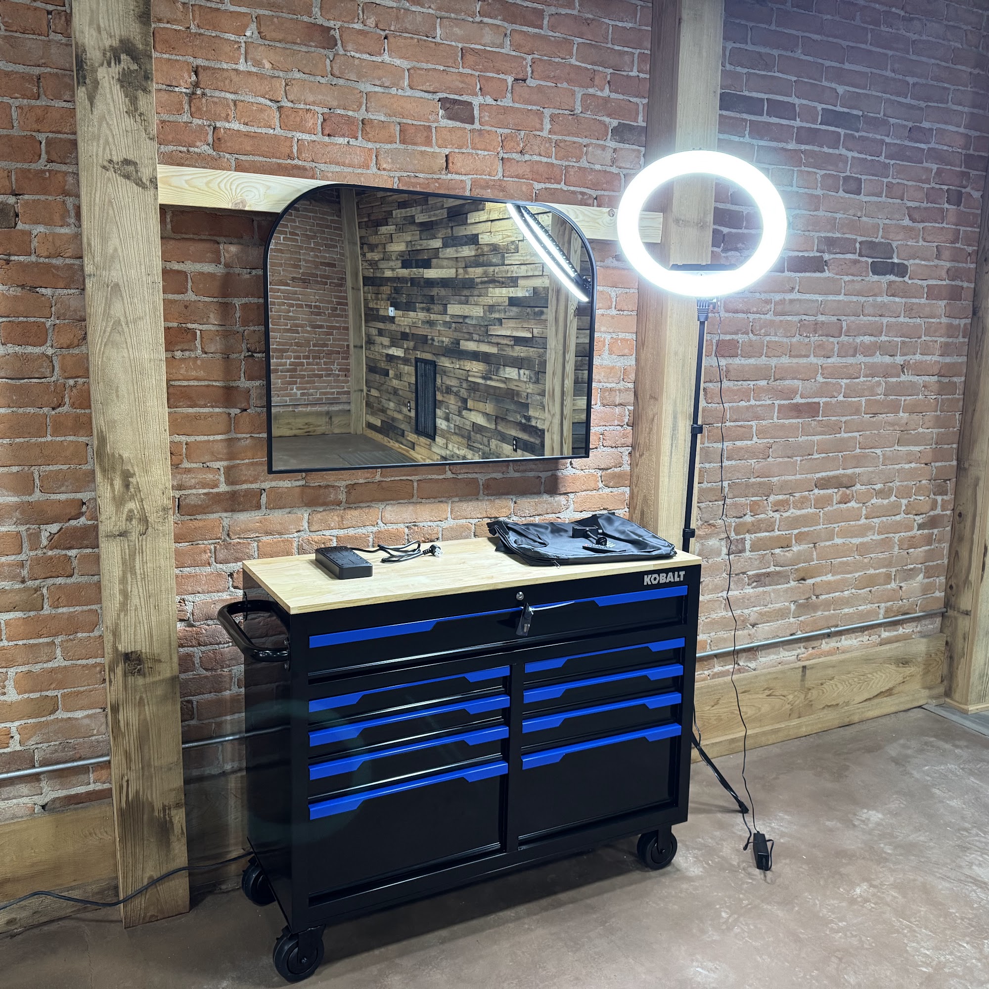 Vintage Barbershop & Salon 400 W Public Square Suite 101, Centerville Tennessee 37033