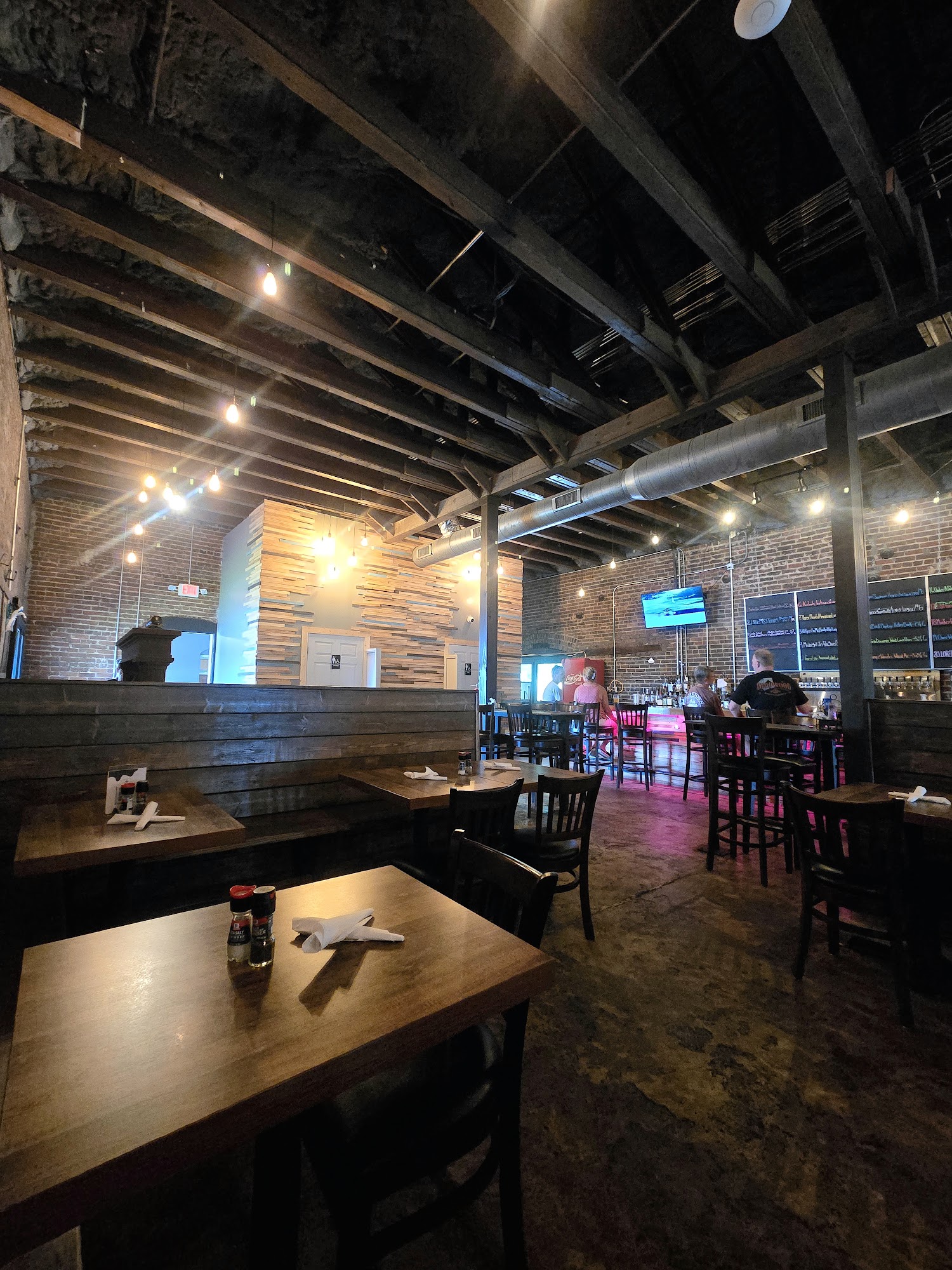 Monkey Town Brewing & Restaurant - Loudon Loudon