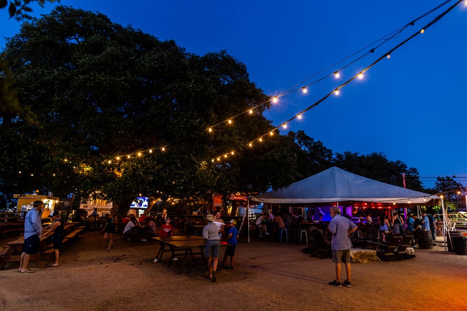 Willie's Joint BAR and GRILL Buda