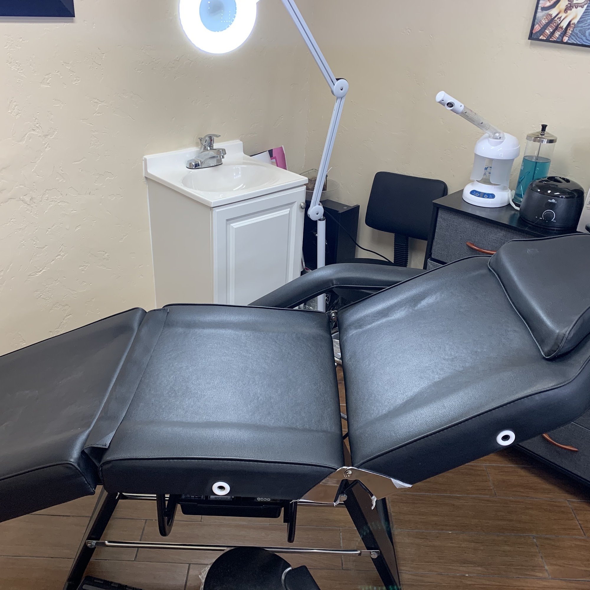 Unique eyebrow Threading