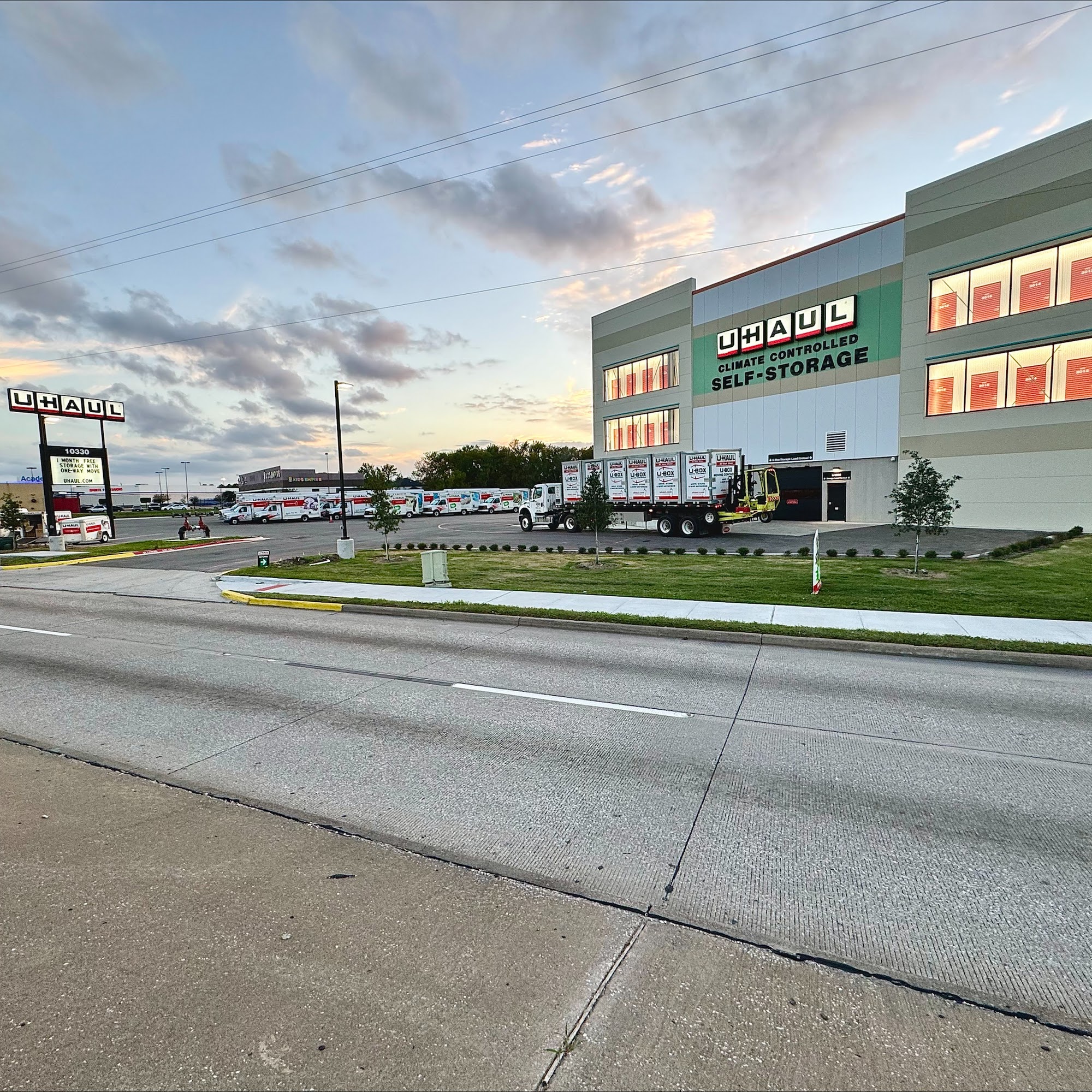 U-Haul Moving & Storage at Gulf Freeway and Edgebrook