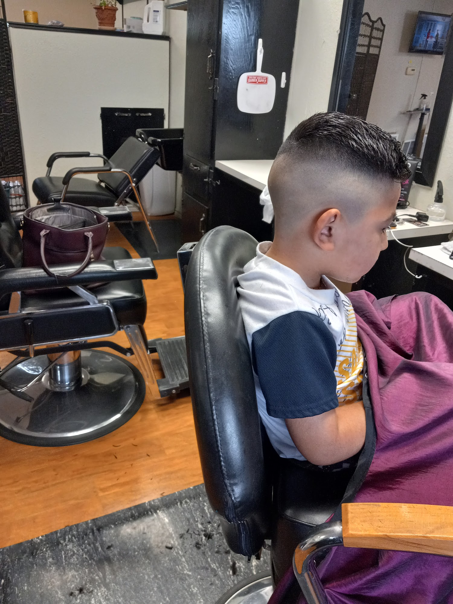 Delias Styling Salon 111 N 5th St, Jarrell Texas 76537